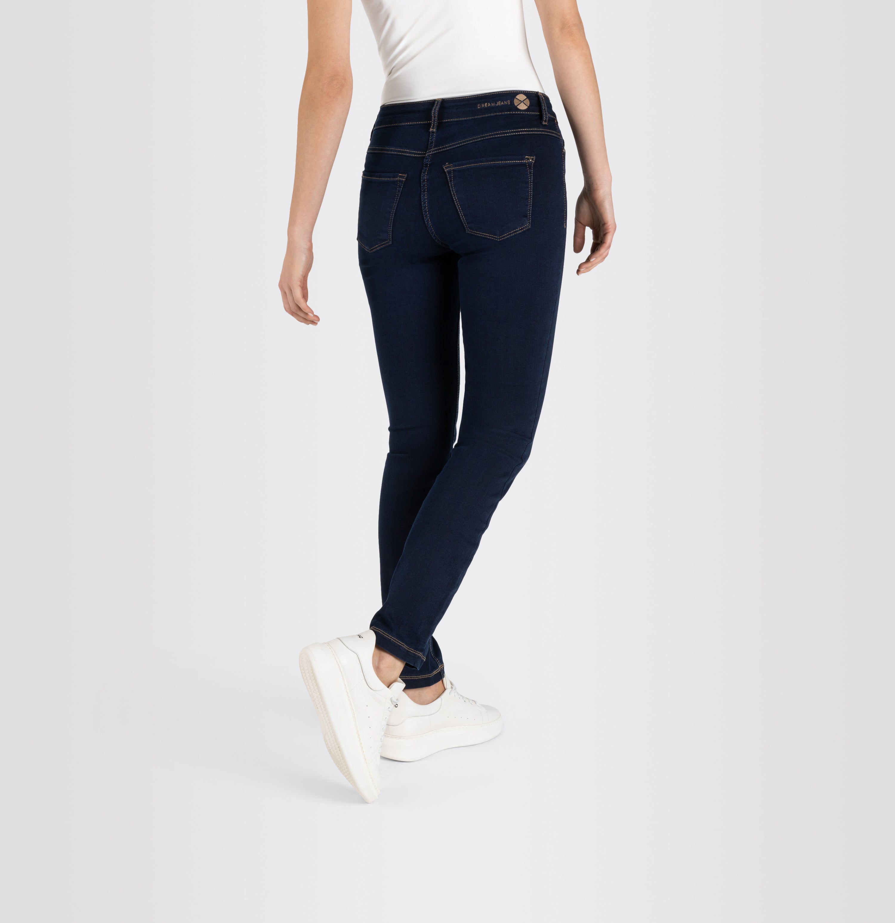 Comfortable skinny jeans with shaping effect. | DREAM SKINNY | dark washed | Detailed view 4 of model
