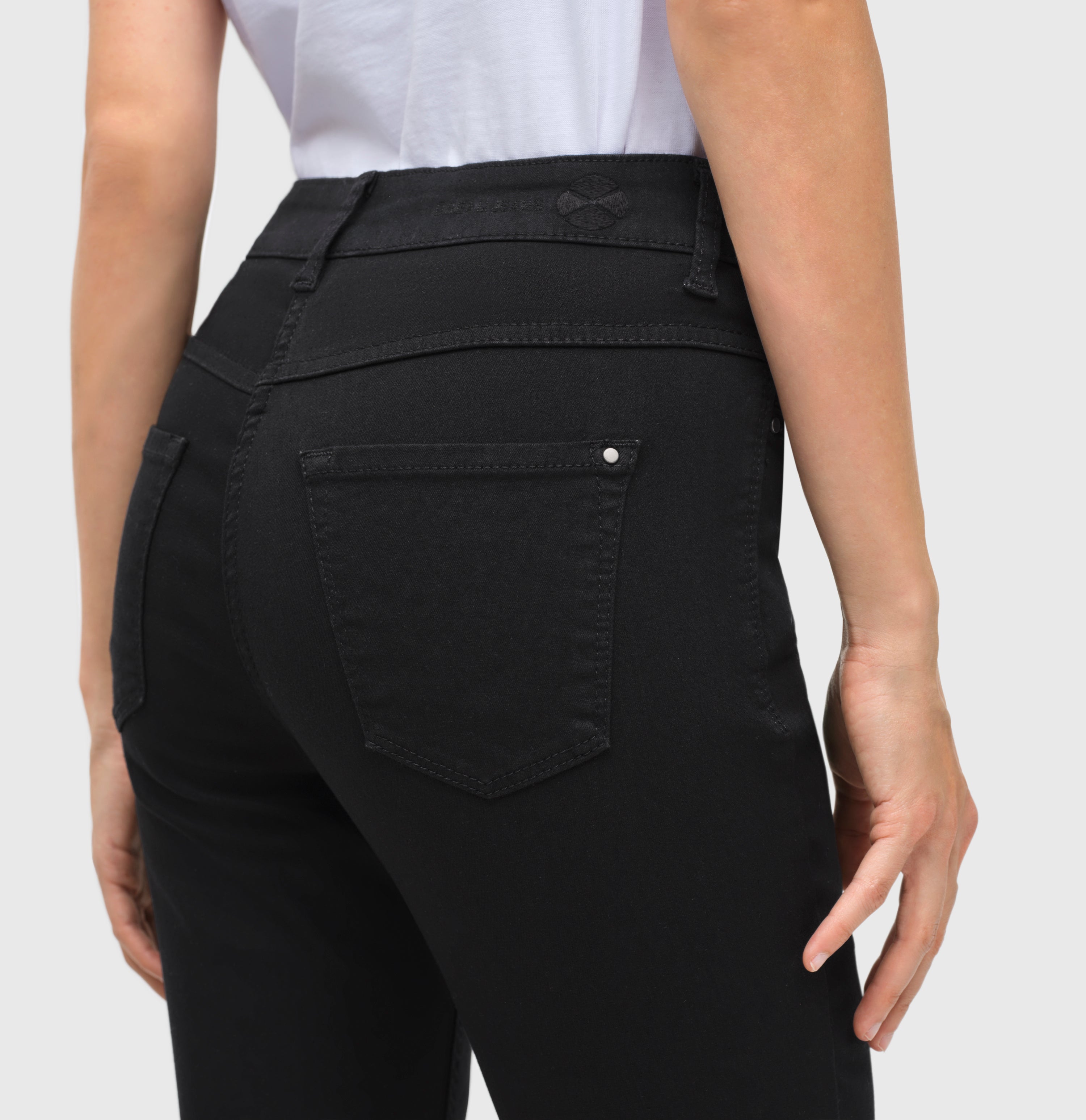 Comfortable skinny jeans with shaping effect. | DREAM SKINNY | black-black | Detailed view 2 of model