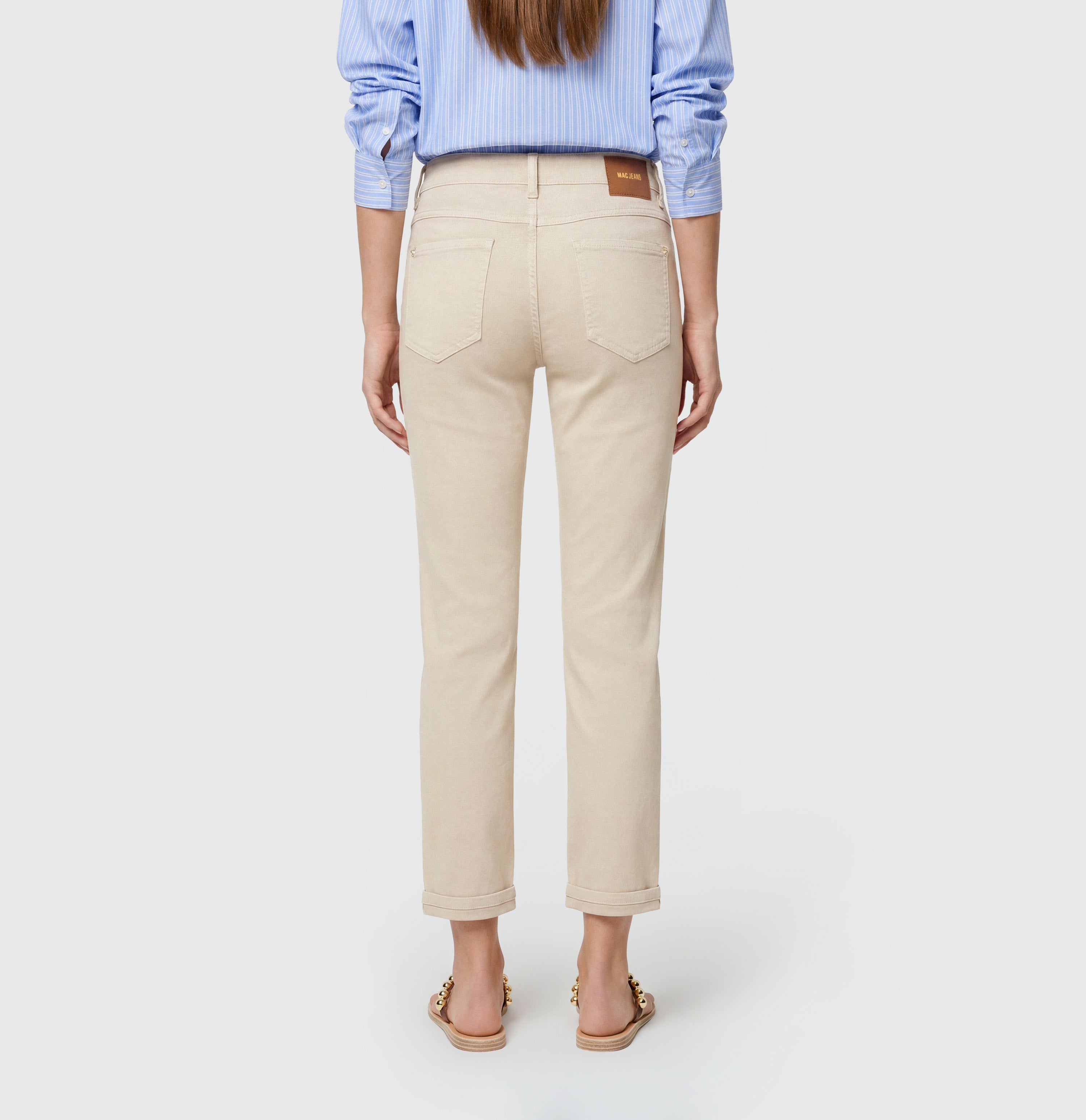 Shaping straight-leg jeans with modal. | DREAM cropped | smoothly beige | Back view of model