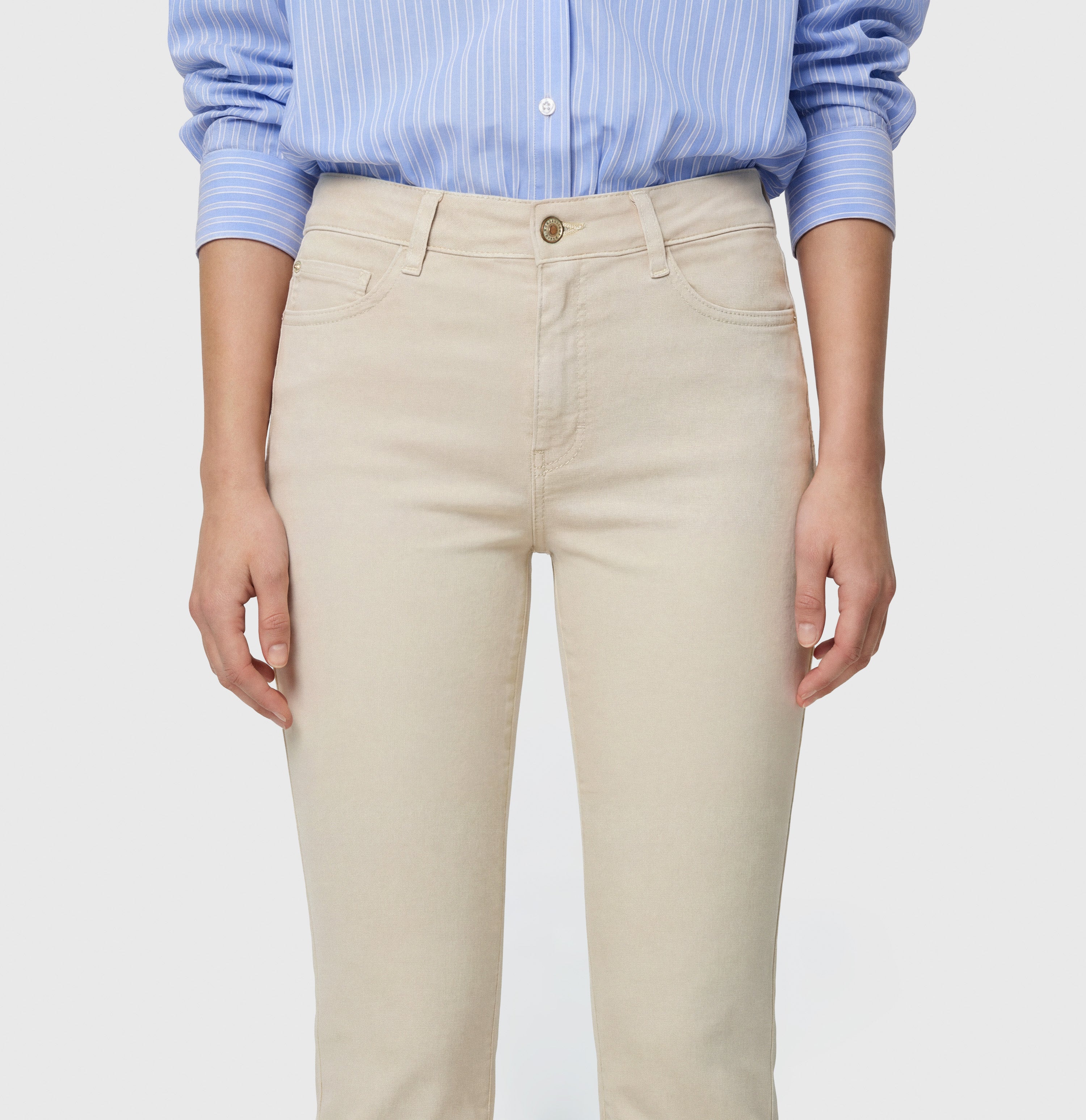 Shaping straight-leg jeans with modal. | DREAM cropped | smoothly beige | Detailed view 3 of model