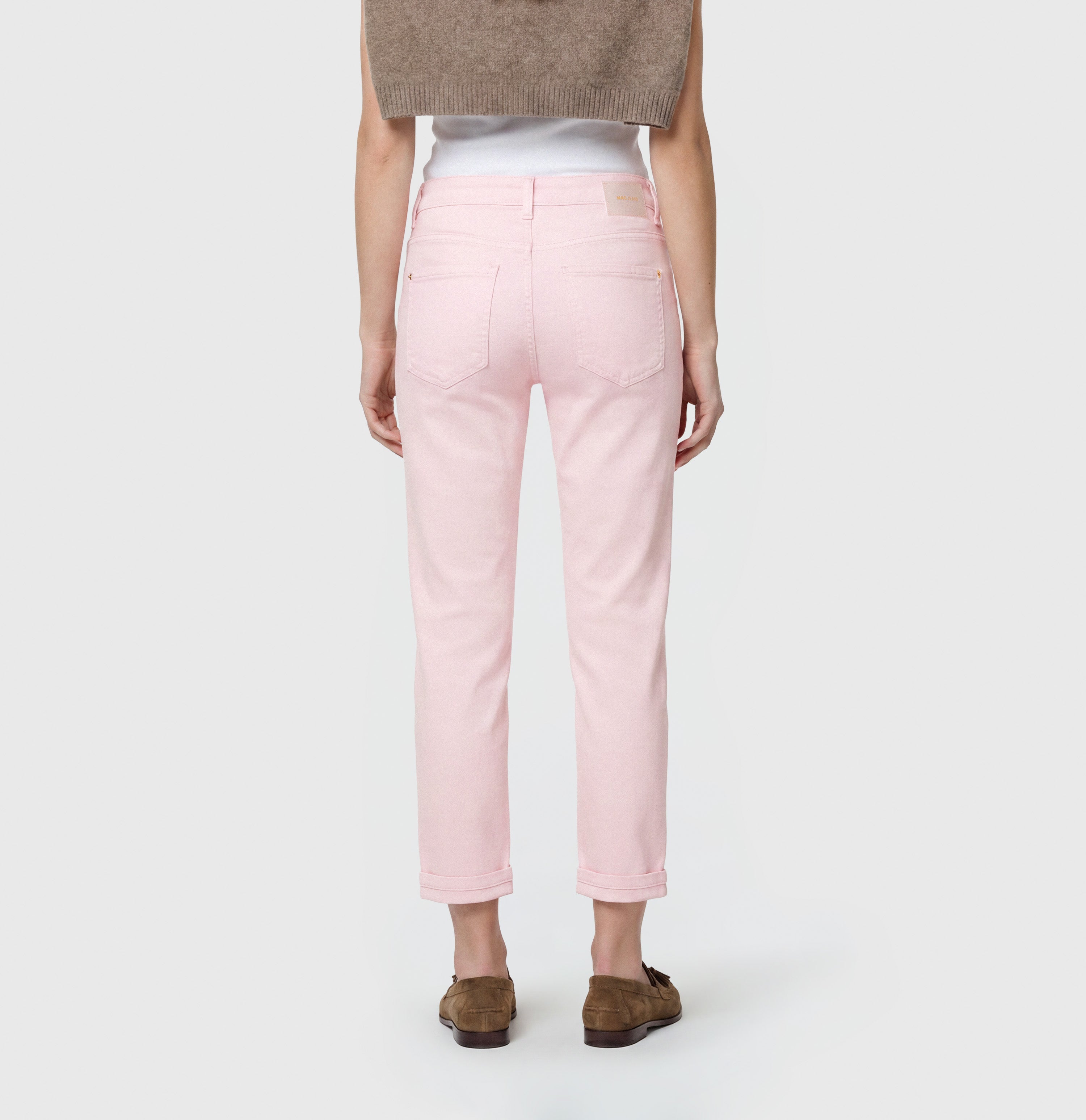 Shaping straight-leg jeans with modal. | DREAM cropped | pink marshmallow PPT | Back view of model