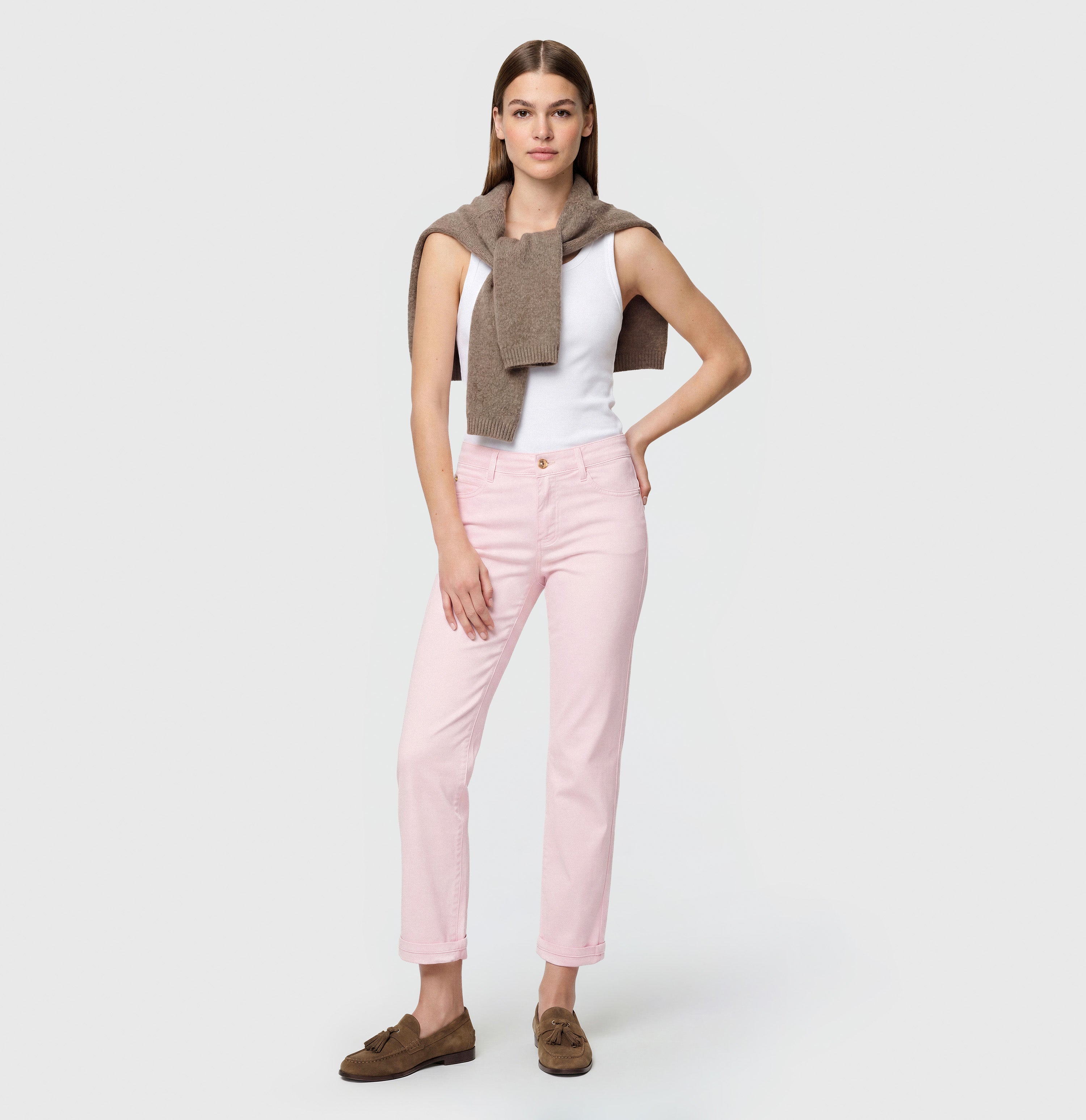 Shaping straight-leg jeans with modal. | DREAM cropped | pink marshmallow PPT | Full-body of model