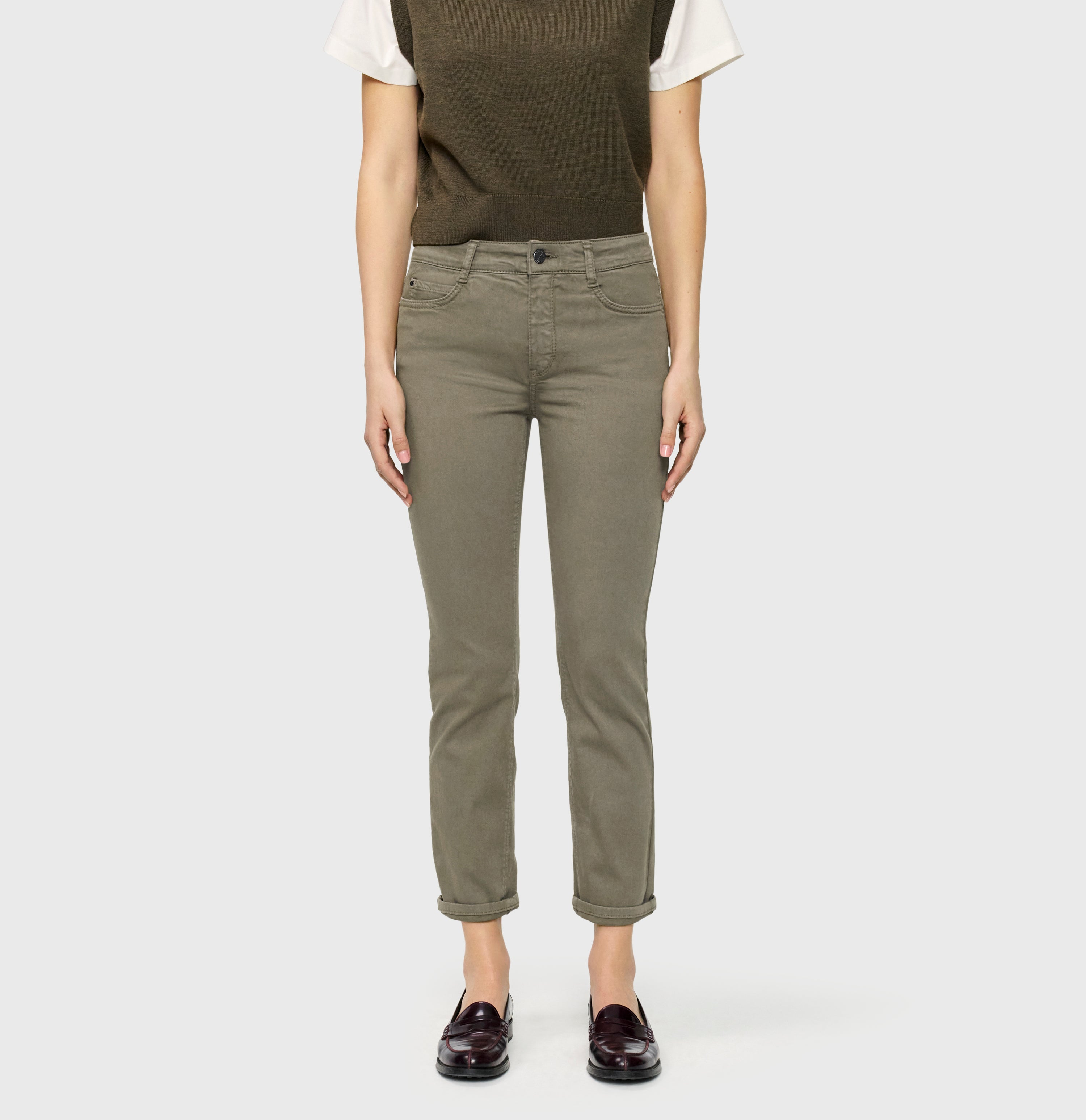 Straight hyper stretch jeans with turn-up. | DREAM cropped | olive night PPT | Front view of model