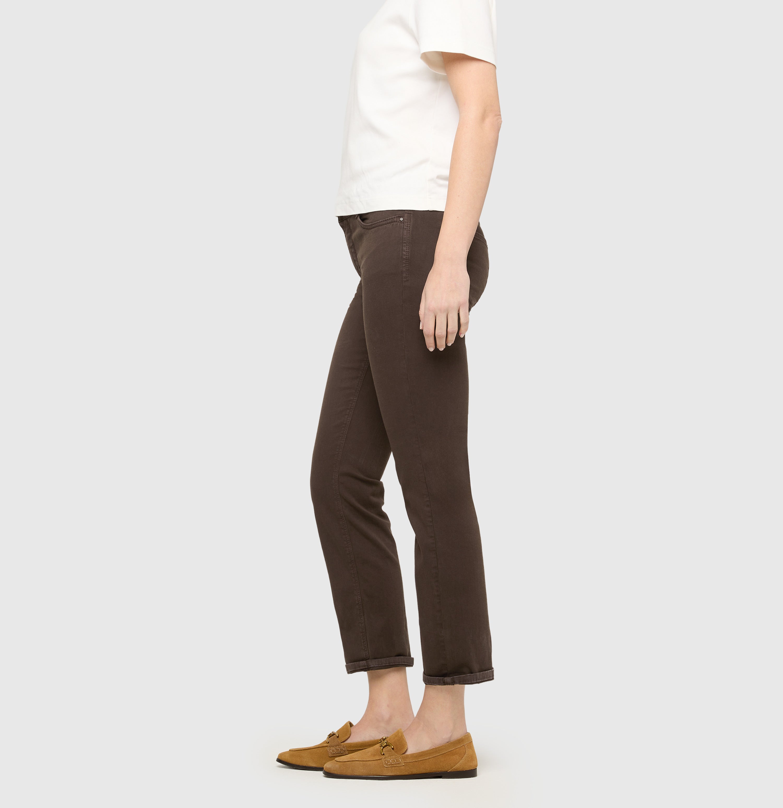 Straight hyper stretch jeans with turn-up. | DREAM cropped | deep brown PPT | Side view of model