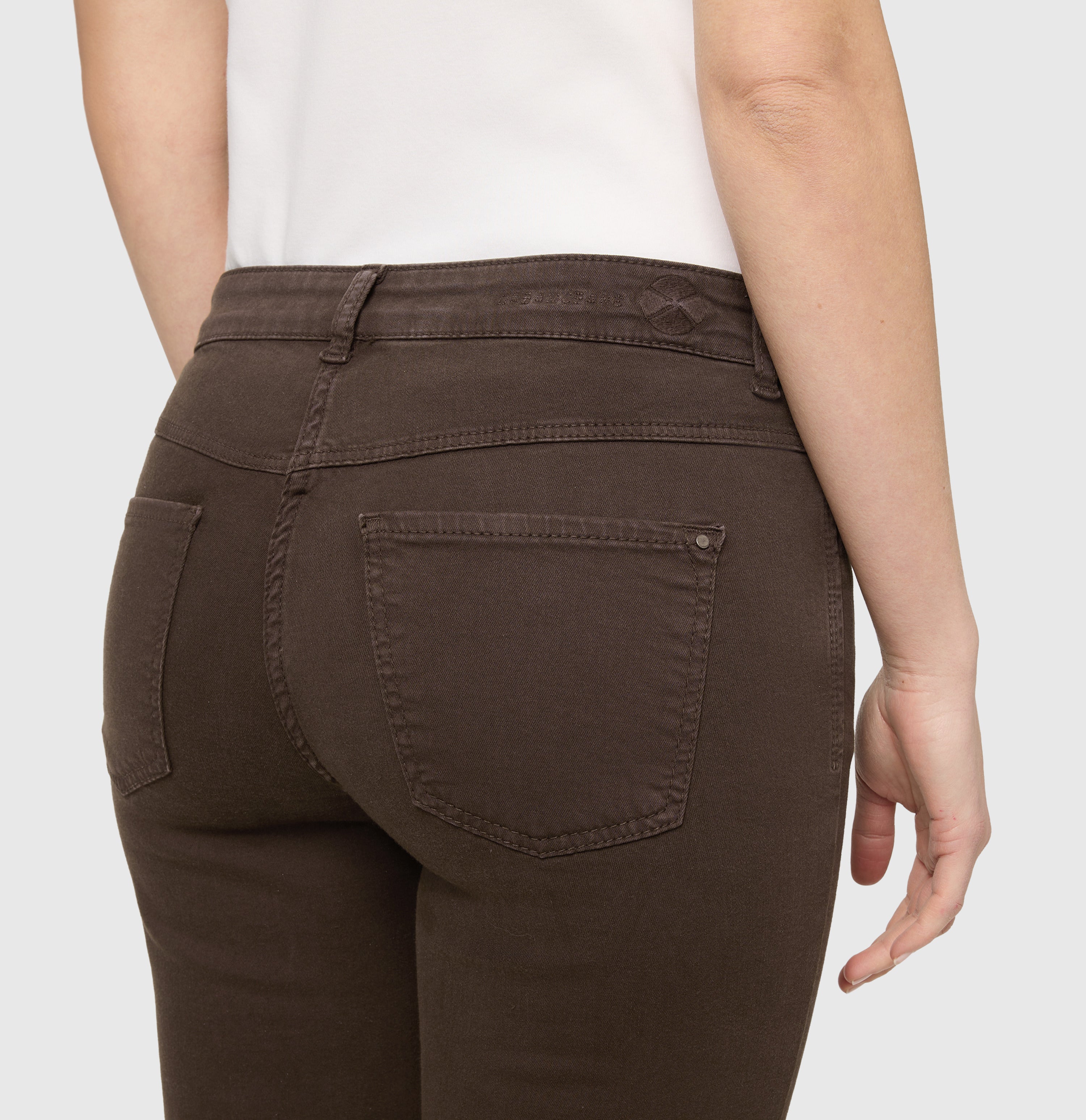 Straight hyper stretch jeans with turn-up. | DREAM cropped | deep brown PPT | Detailed view 2 of model