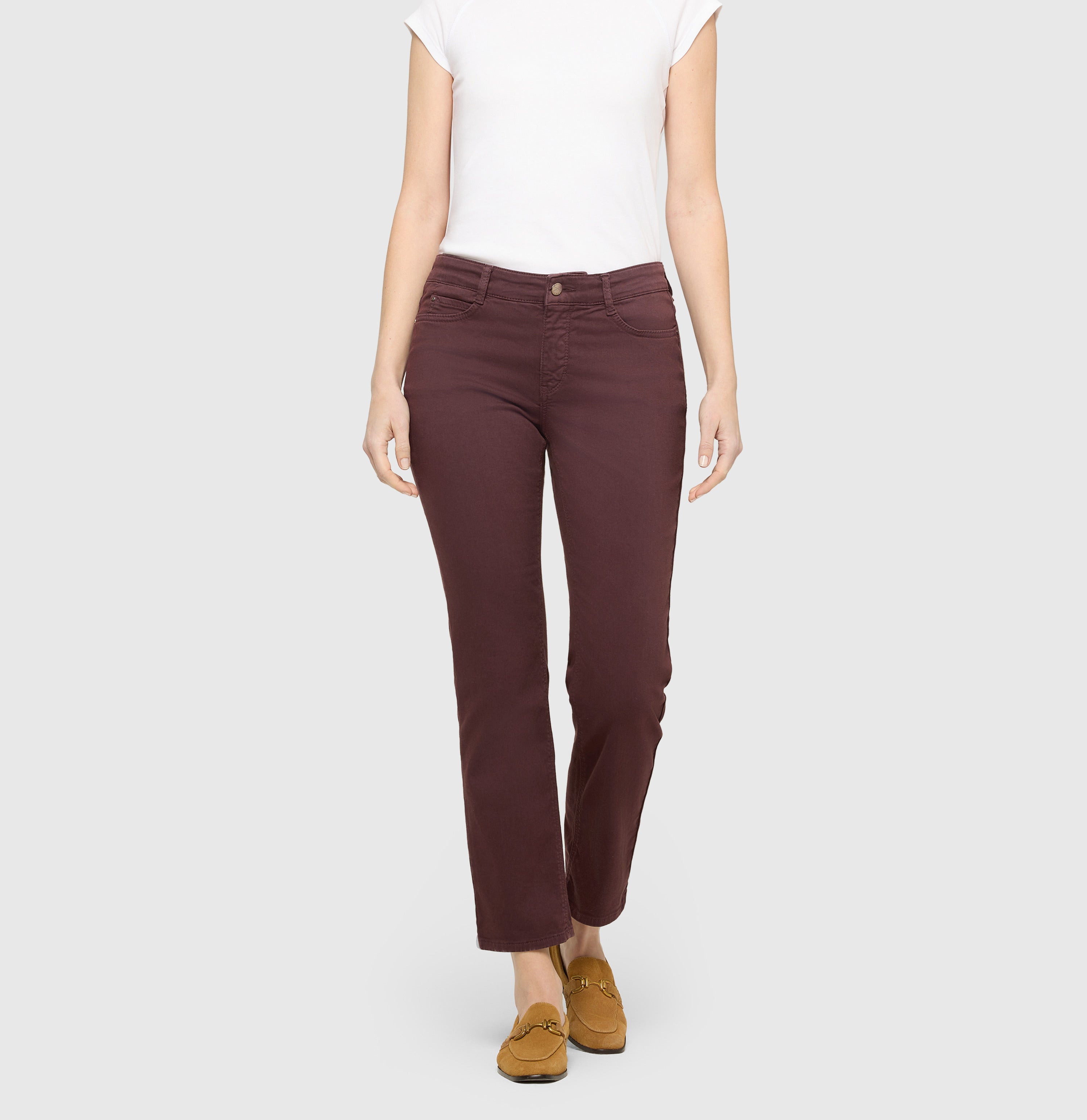 Straight hyper stretch jeans with turn-up. | DREAM cropped | smoky purple PPT | Front view of model