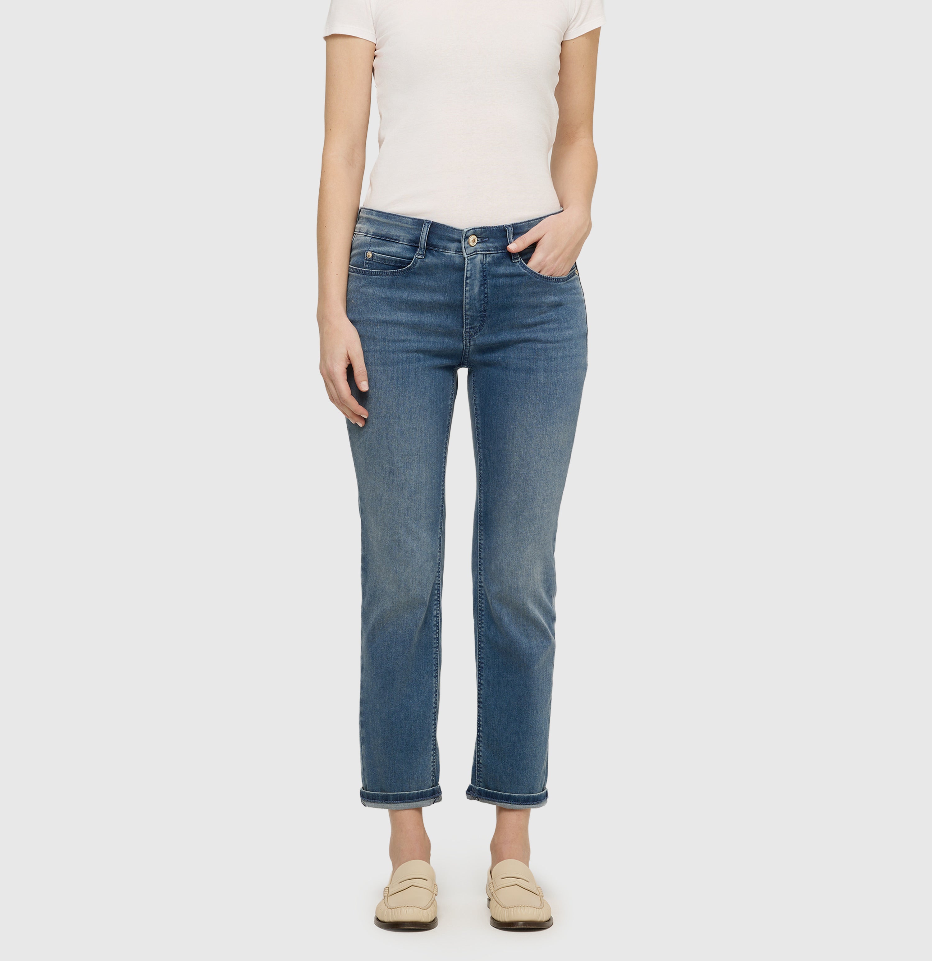 Figure-shaping, straight jeans with turn-up. | DREAM cropped | mid light blue wash | Front view of model