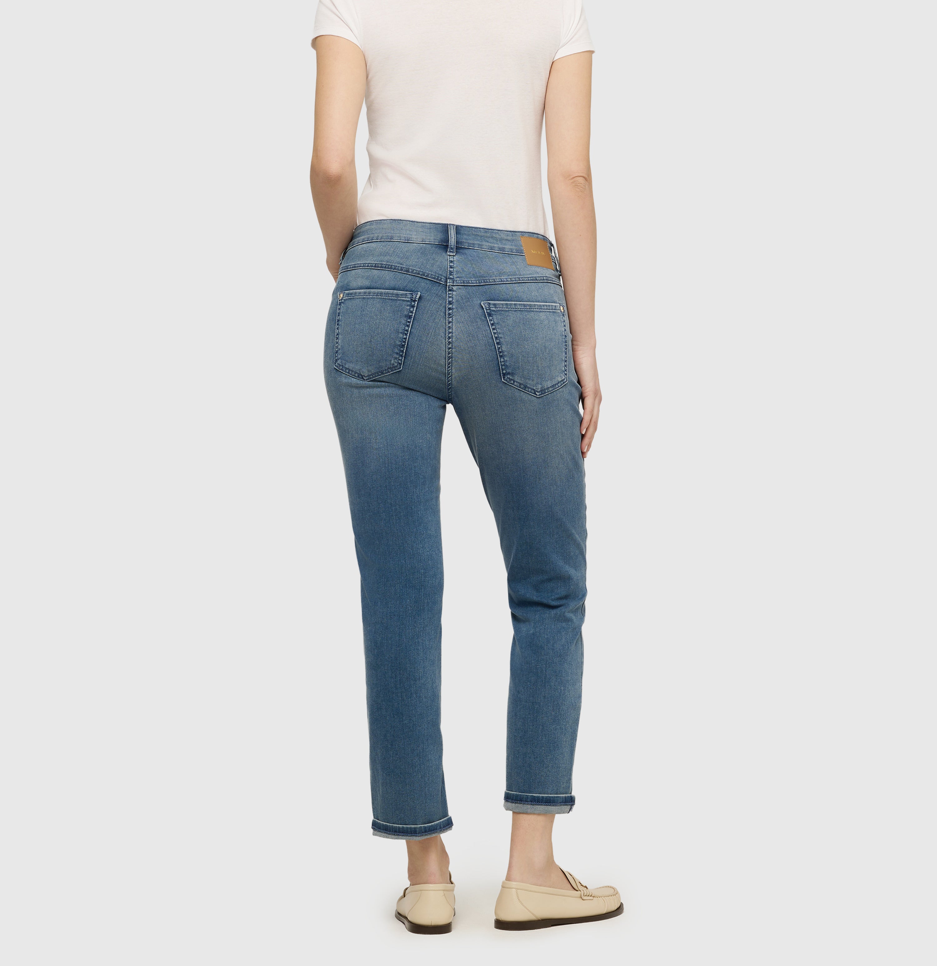 Figure-shaping, straight jeans with turn-up. | DREAM cropped | mid light blue wash | Back view of model