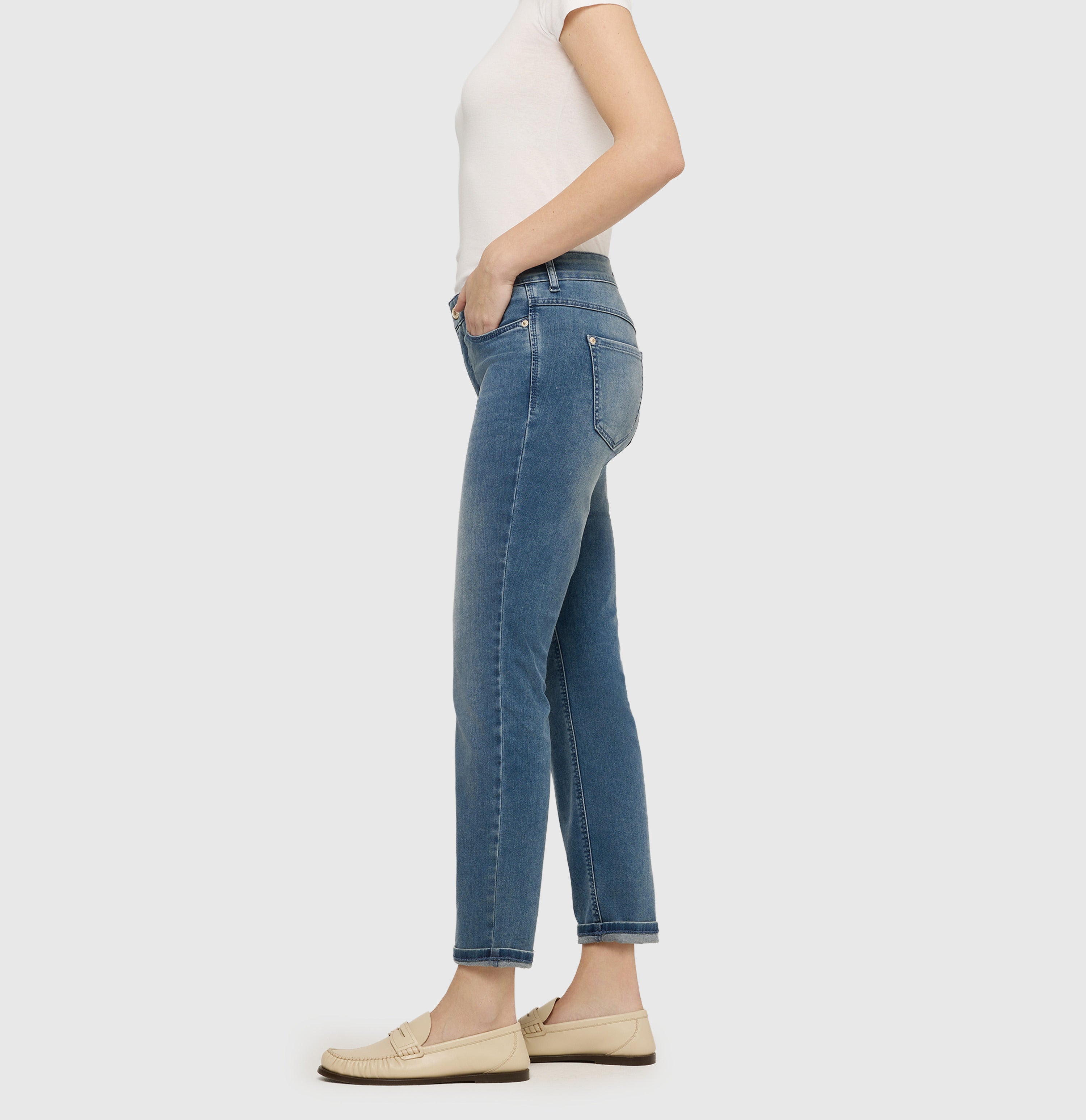 Figure-shaping, straight jeans with turn-up. | DREAM cropped | mid light blue wash | Side view of model