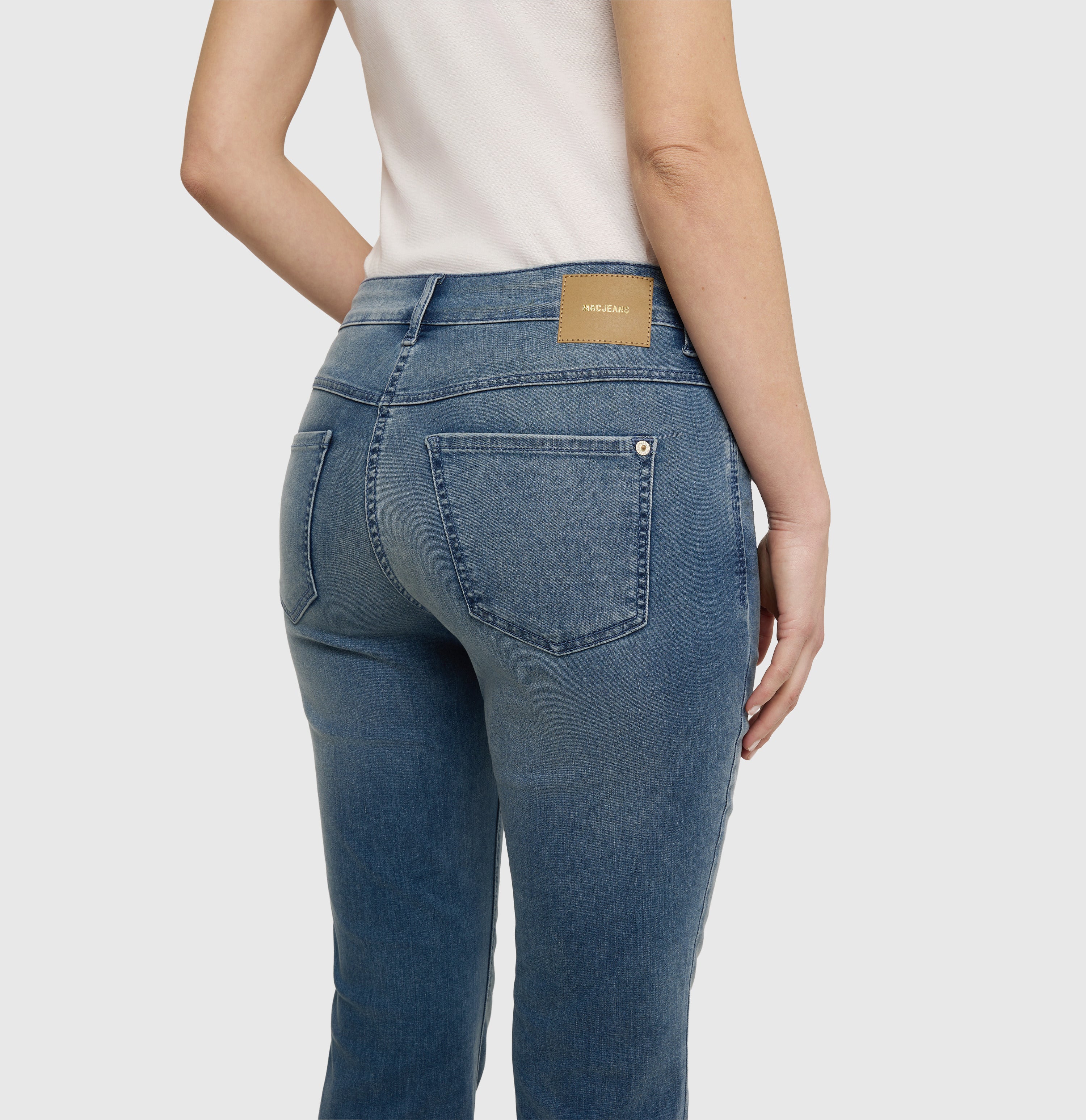 Figure-shaping, straight jeans with turn-up. | DREAM cropped | mid light blue wash | Detailed view 2 of model