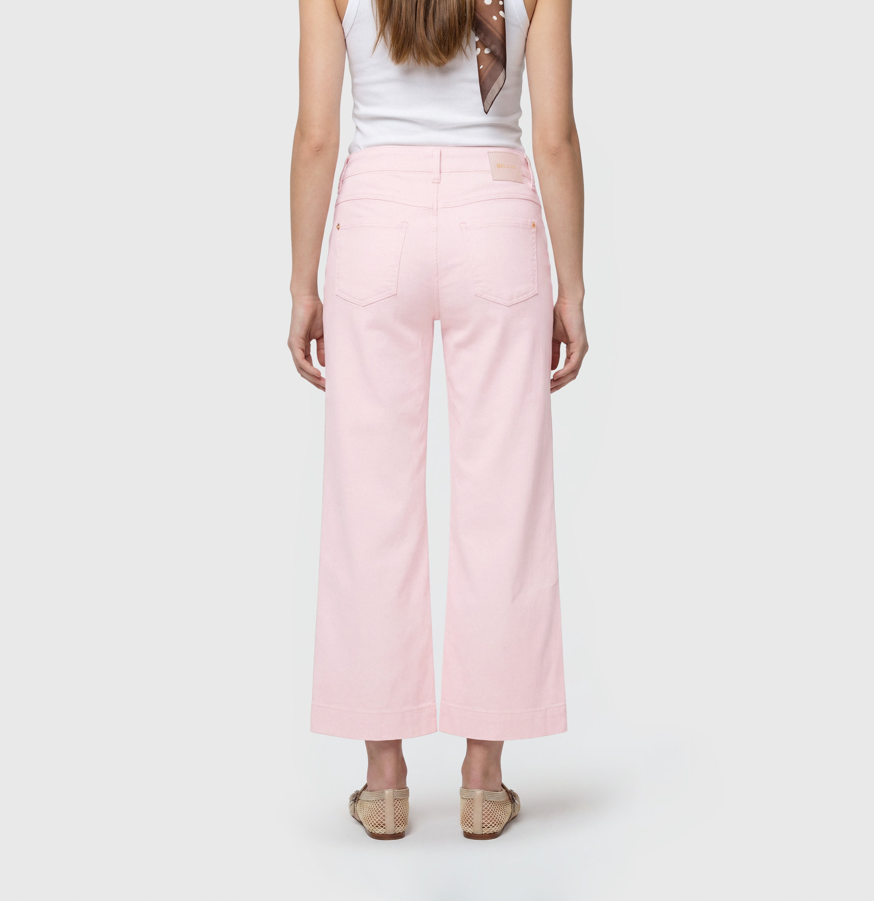 Wide shaping jeans in a lightweight material. | DREAM WIDE cropped | pink marshmallow PPT | Back view of model