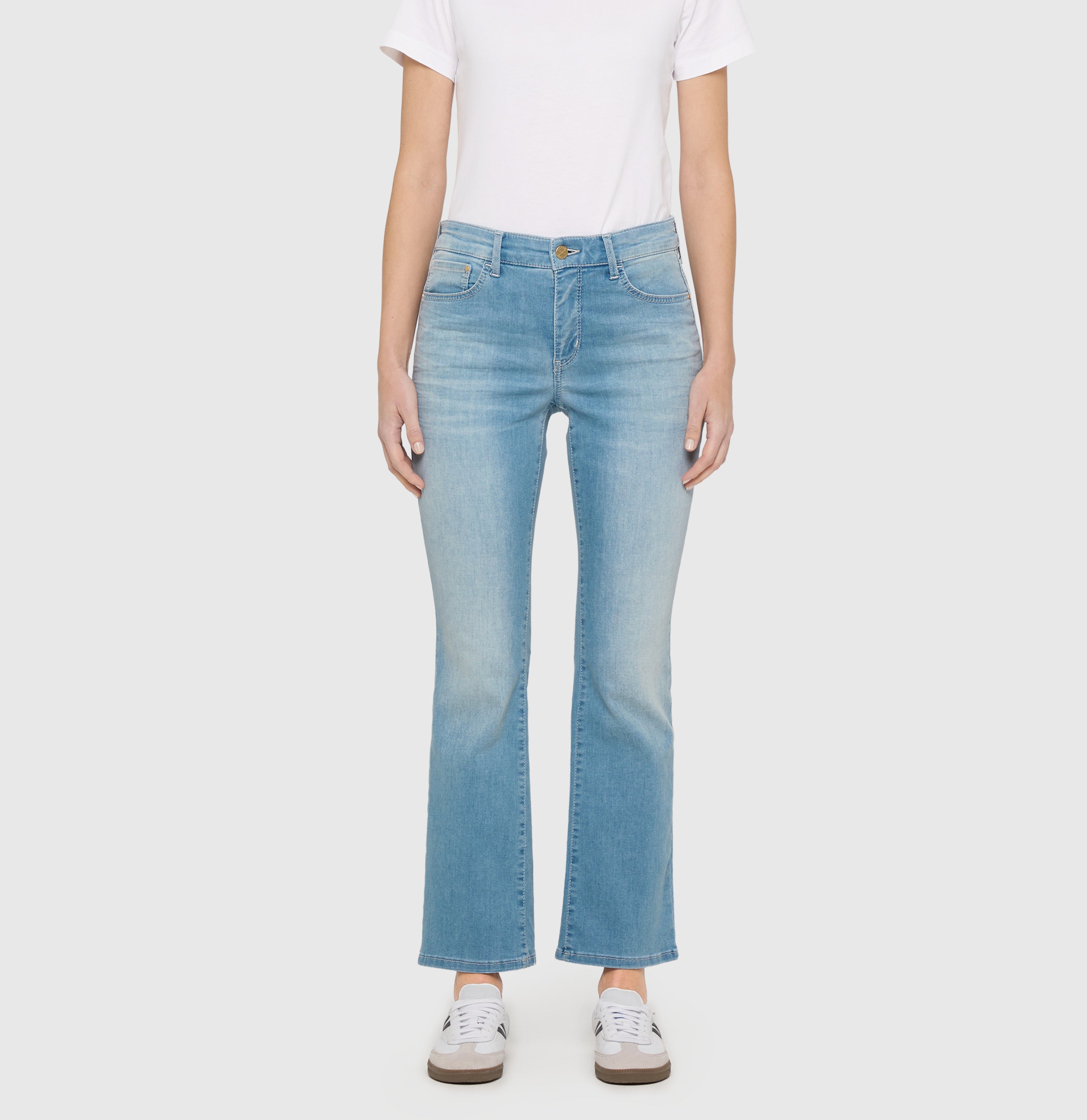 Modern kick jeans with shaping effect. | DREAM KICK authentic | bluegrey used wash | Front view of model