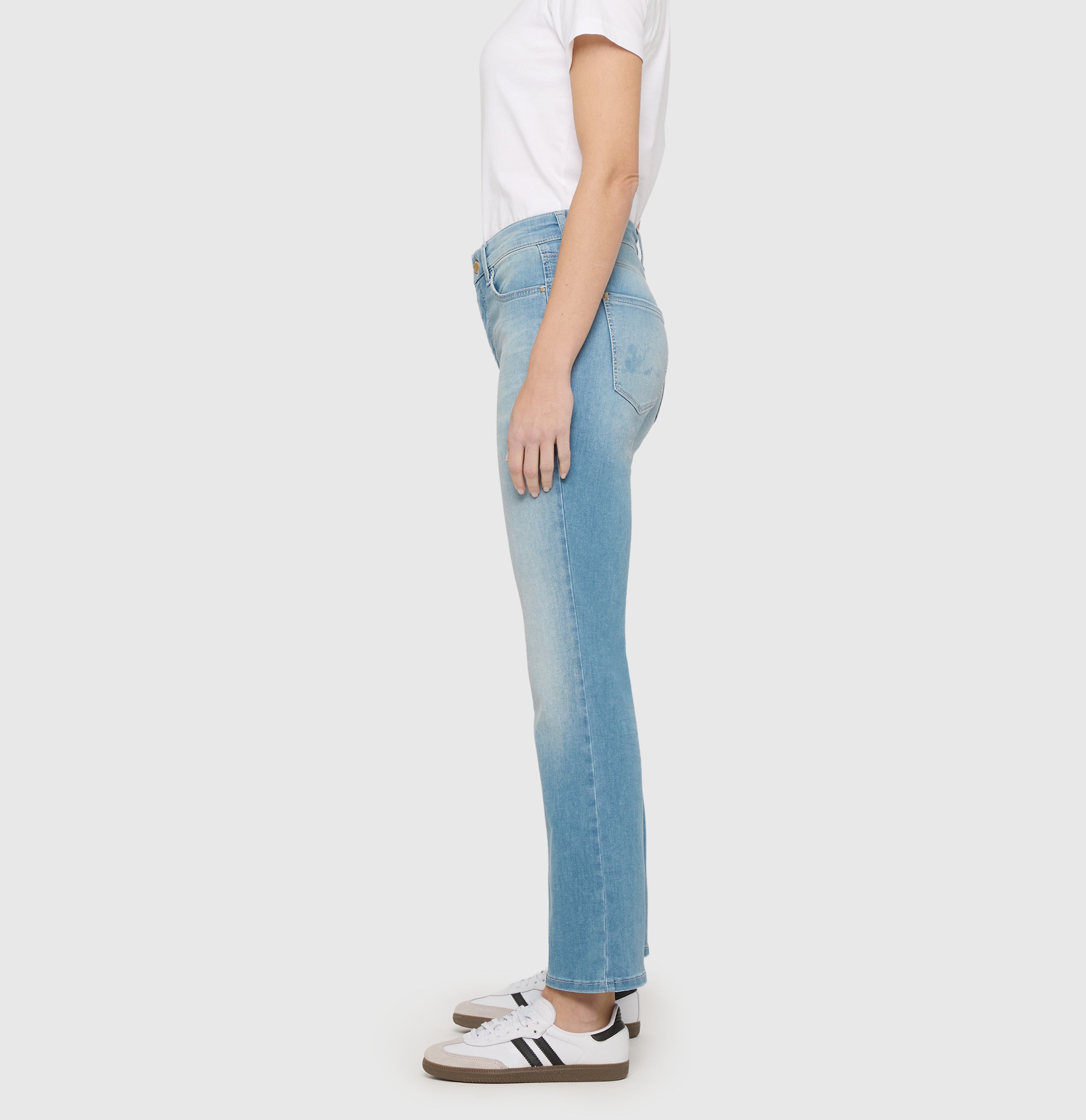 Modern kick jeans with shaping effect. | DREAM KICK authentic | bluegrey used wash | Side view of model