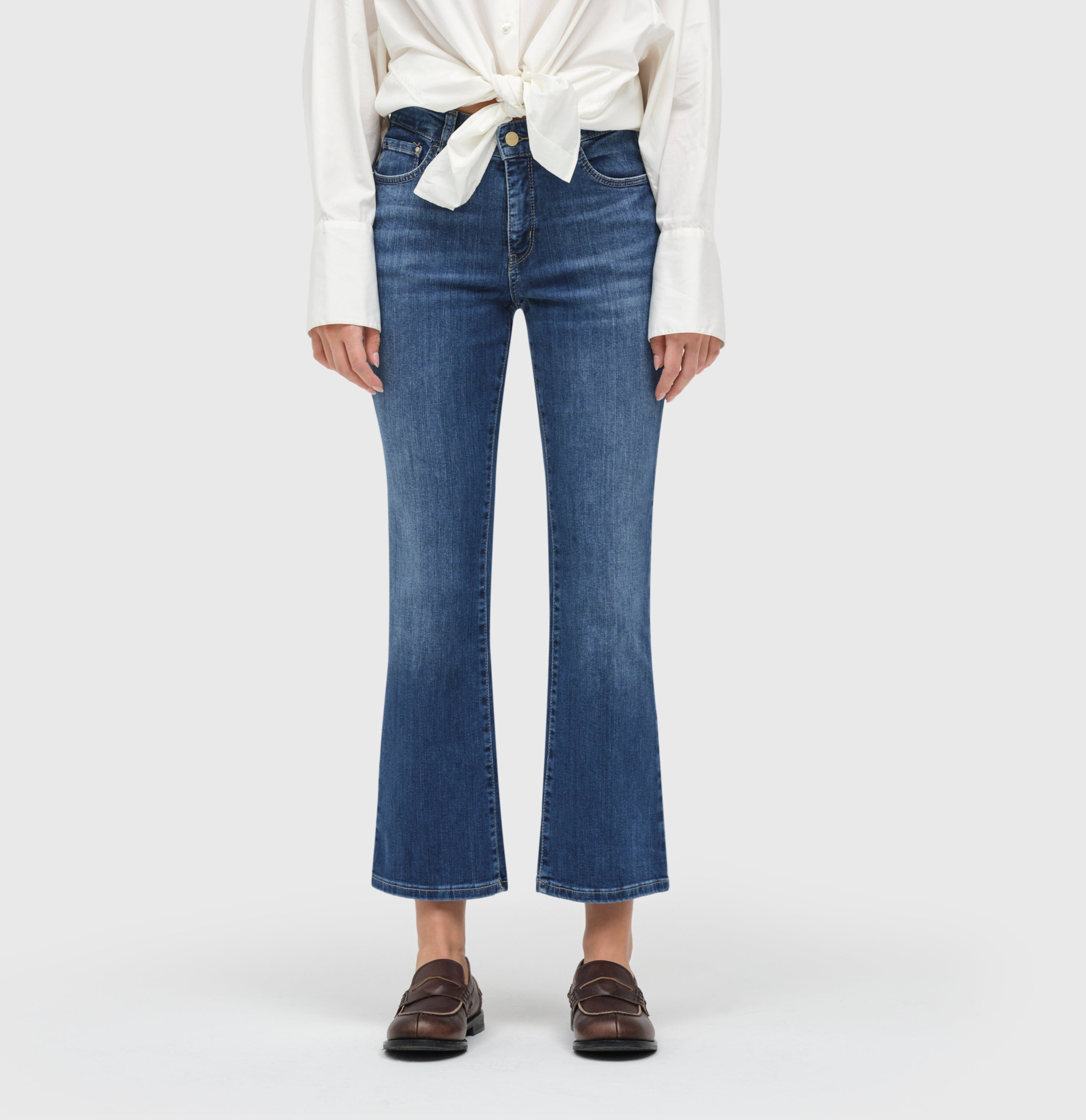 Modern kick jeans with shaping effect. | DREAM KICK authentic | outworn blue basic | Front view of model
