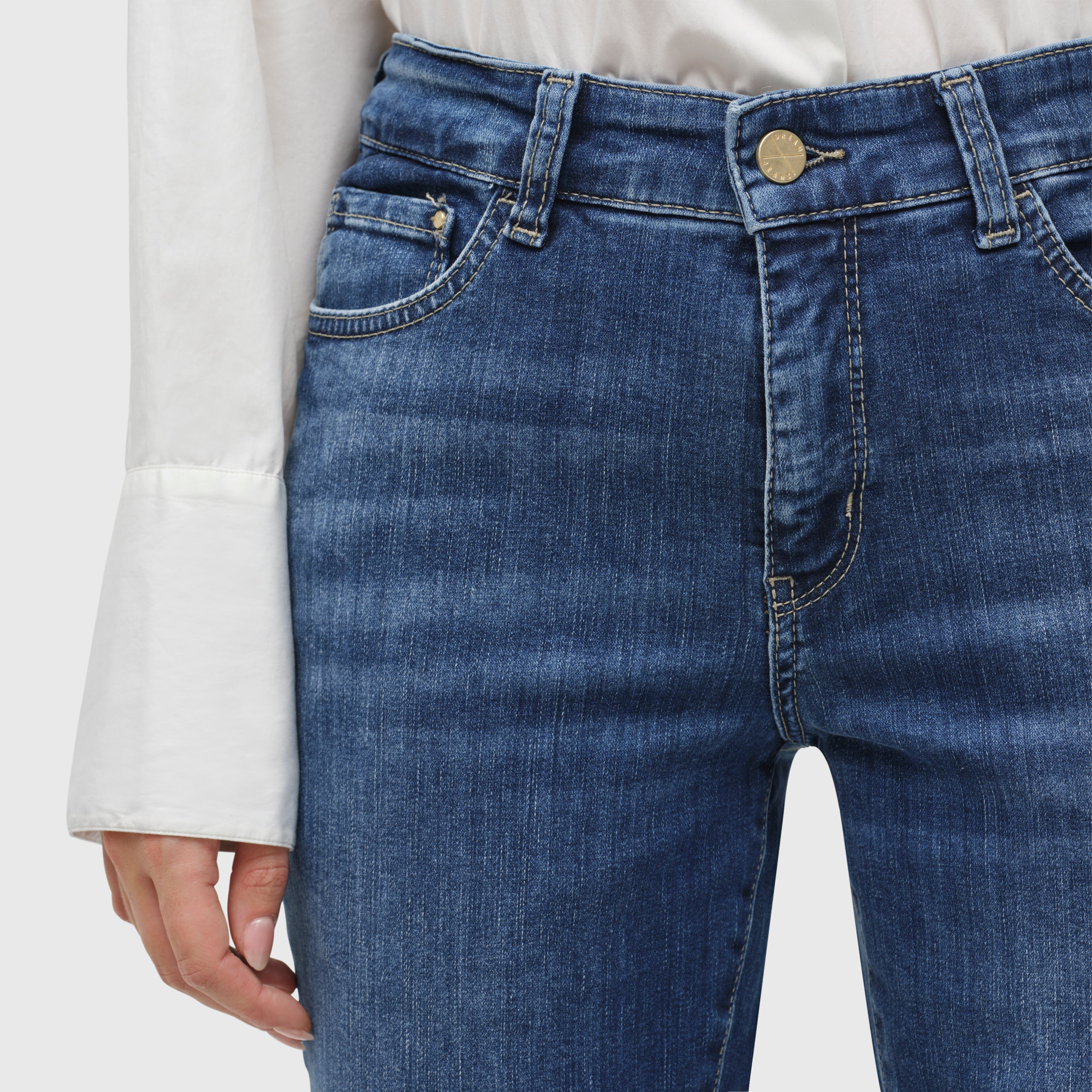 Flare kick jeans with a shaping effect. | DREAM KICK authentic | outworn blue basic | Detailed view 2 of model