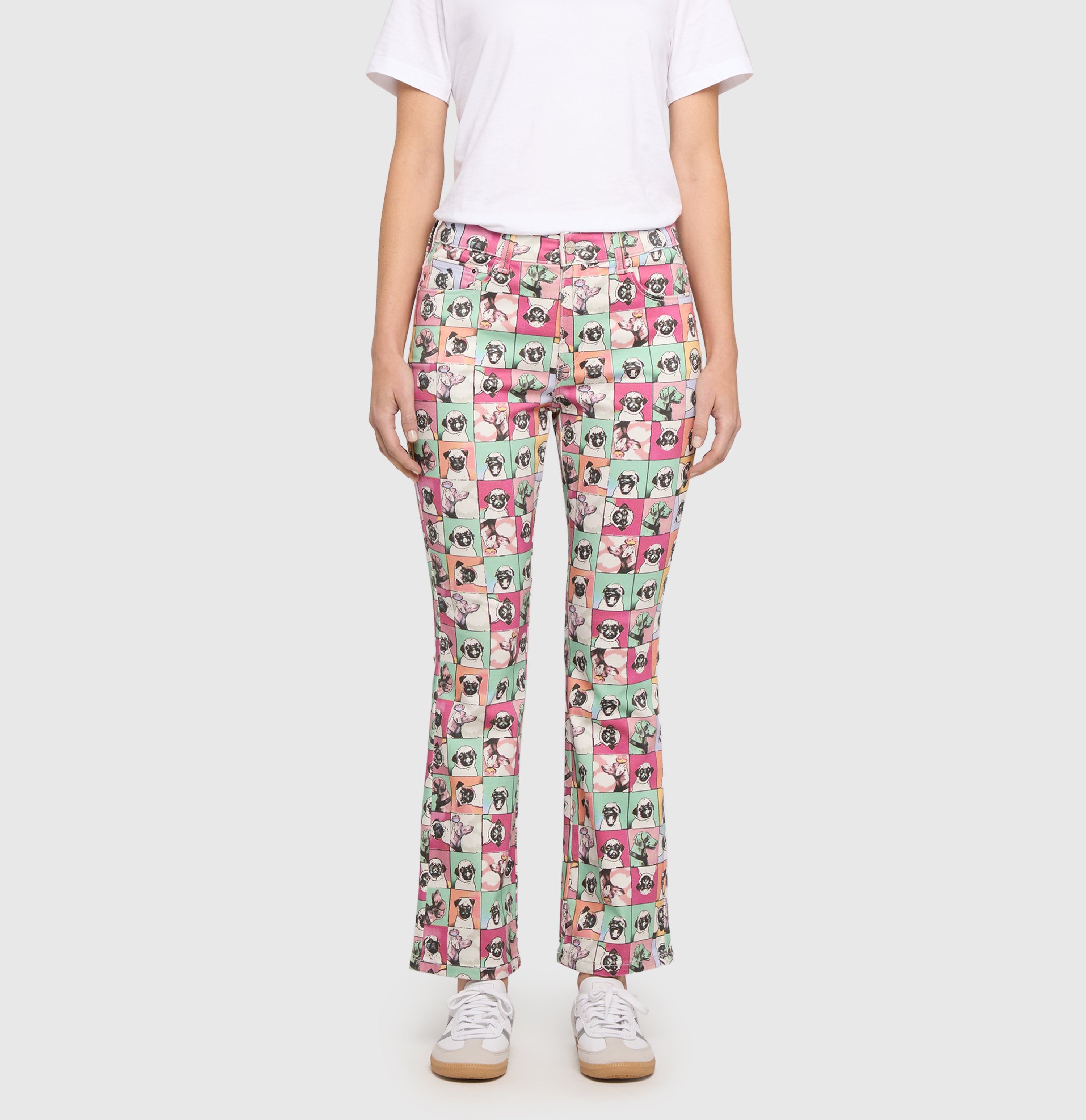 Figure-shaping kick model with a pattern. | DREAM KICK | pug print | Front view of model