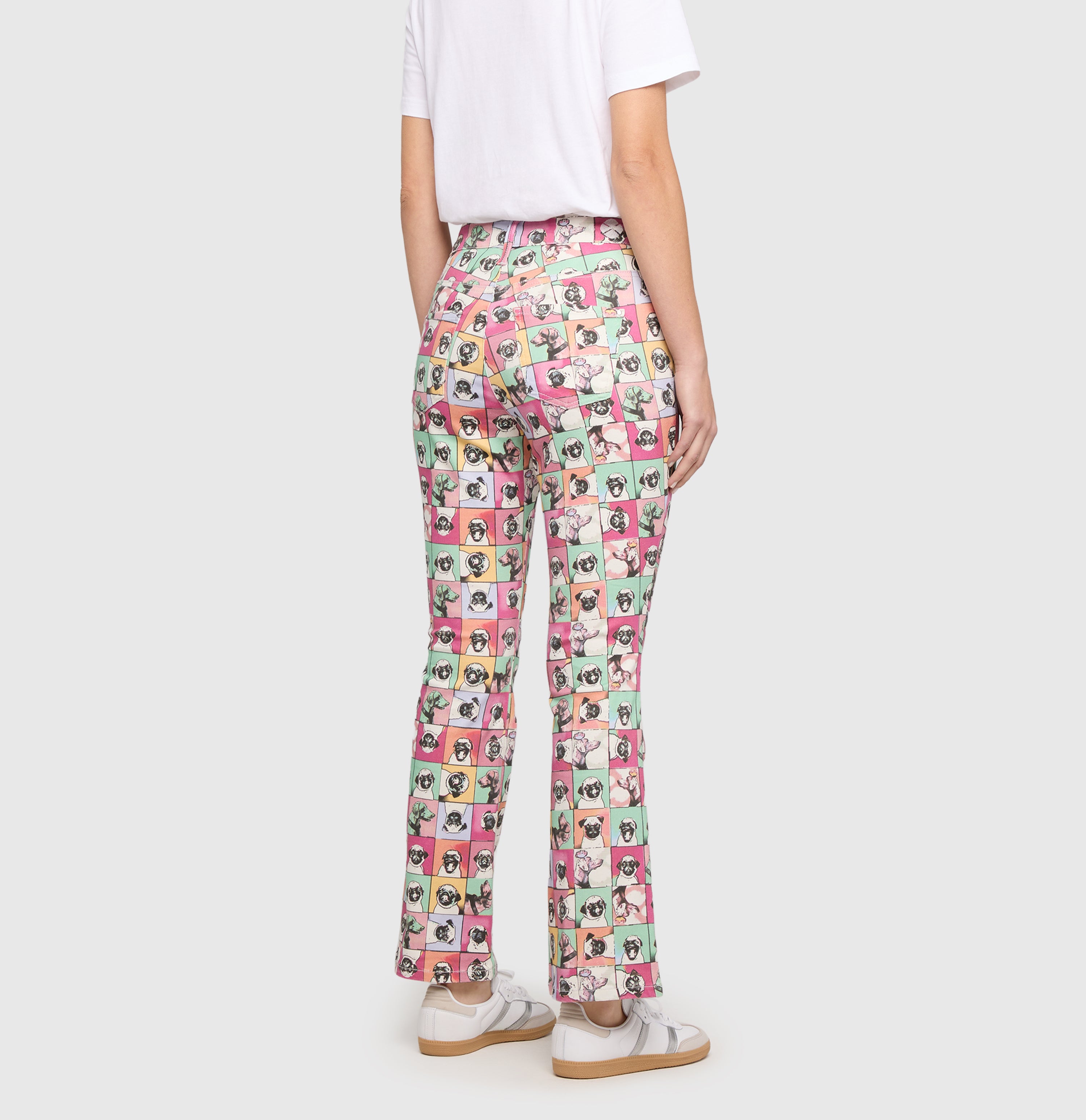 Figure-shaping kick model with a pattern. | DREAM KICK | pug print | Back view of model