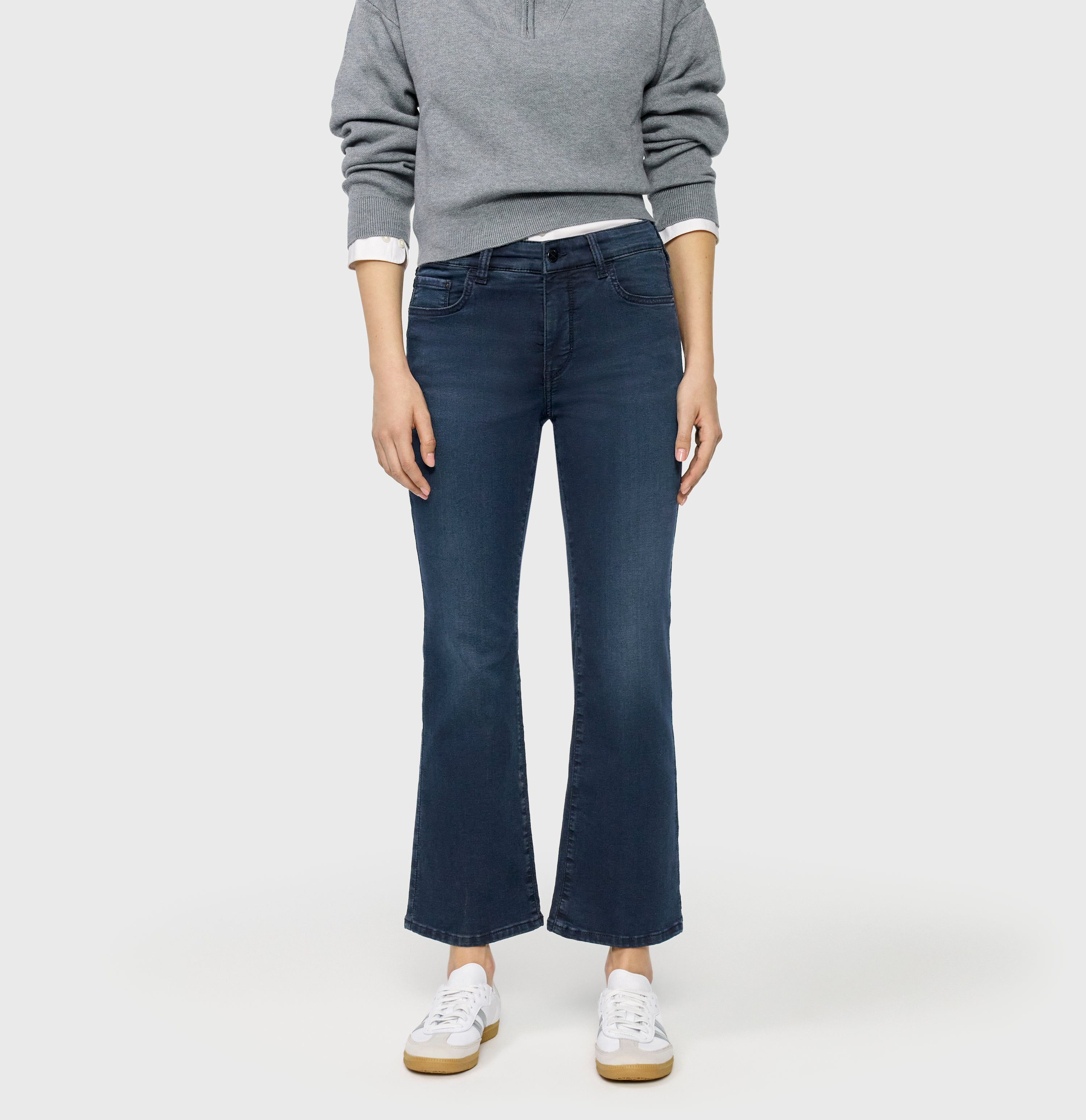Figure-shaping jeans with flare kick design. | DREAM KICK | blue overdyed black | Front view of model