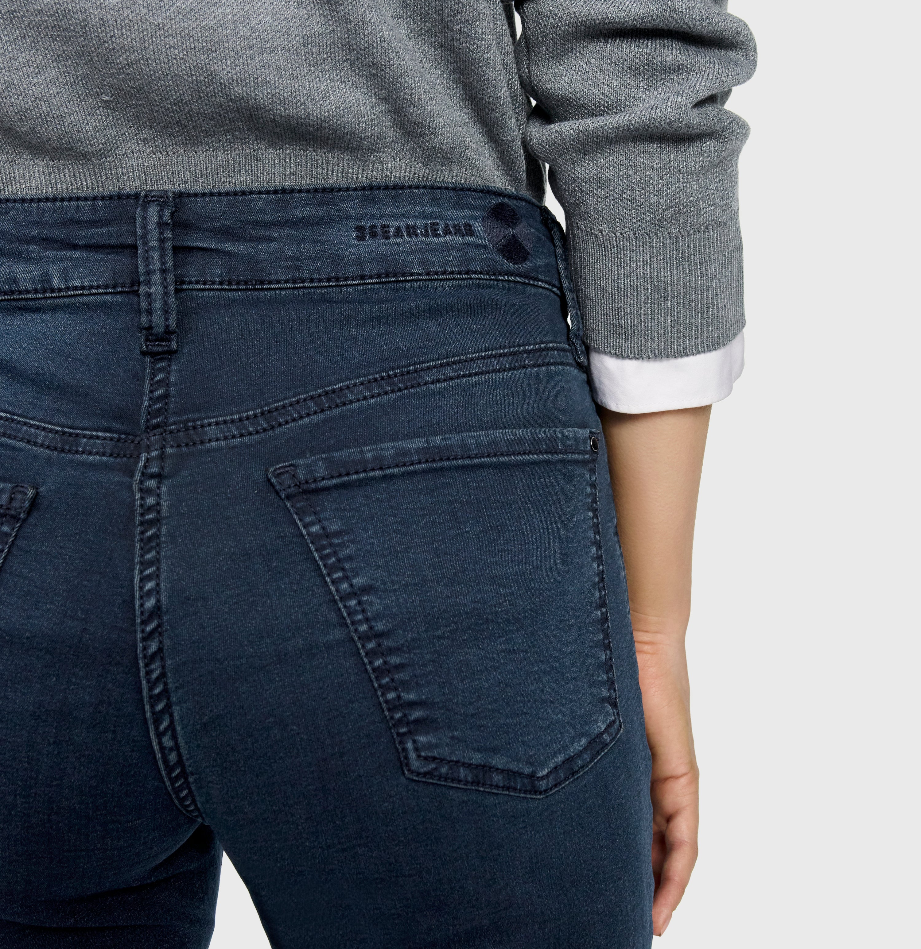 Figure-shaping jeans with flare kick design. | DREAM KICK | blue overdyed black | Detailed view 2 of model