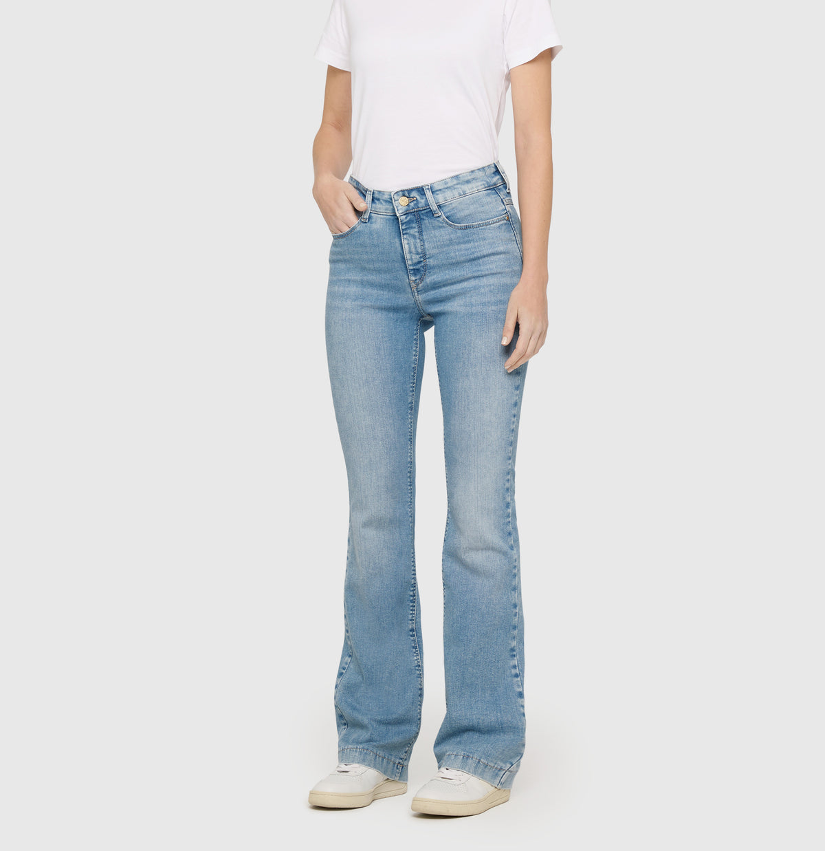 Flared fit with figure-shaping effect. | DREAM BOOT authentic | summer blue clouds wash | Front view of model