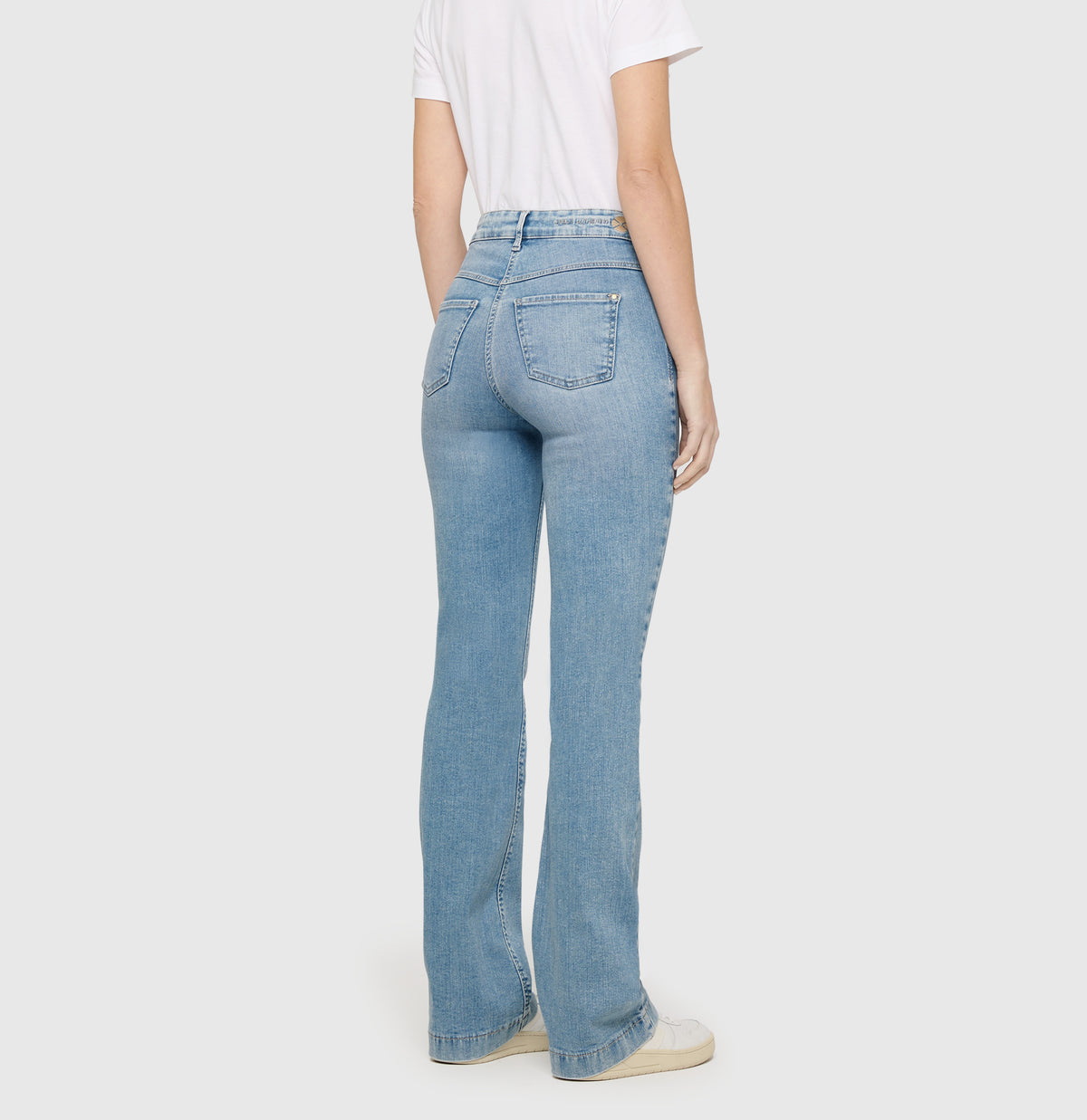 Flared fit with figure-shaping effect. | DREAM BOOT authentic | summer blue clouds wash | Back view of model