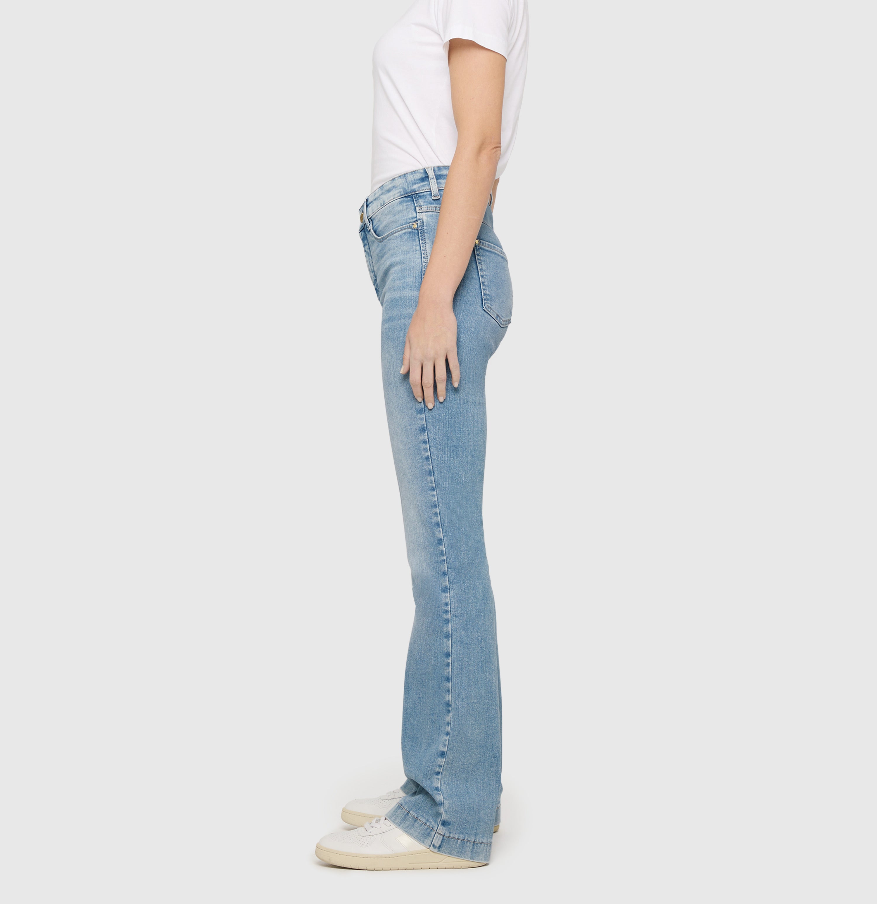 Flared fit with figure-shaping effect. | DREAM BOOT authentic | summer blue clouds wash | Side view of model