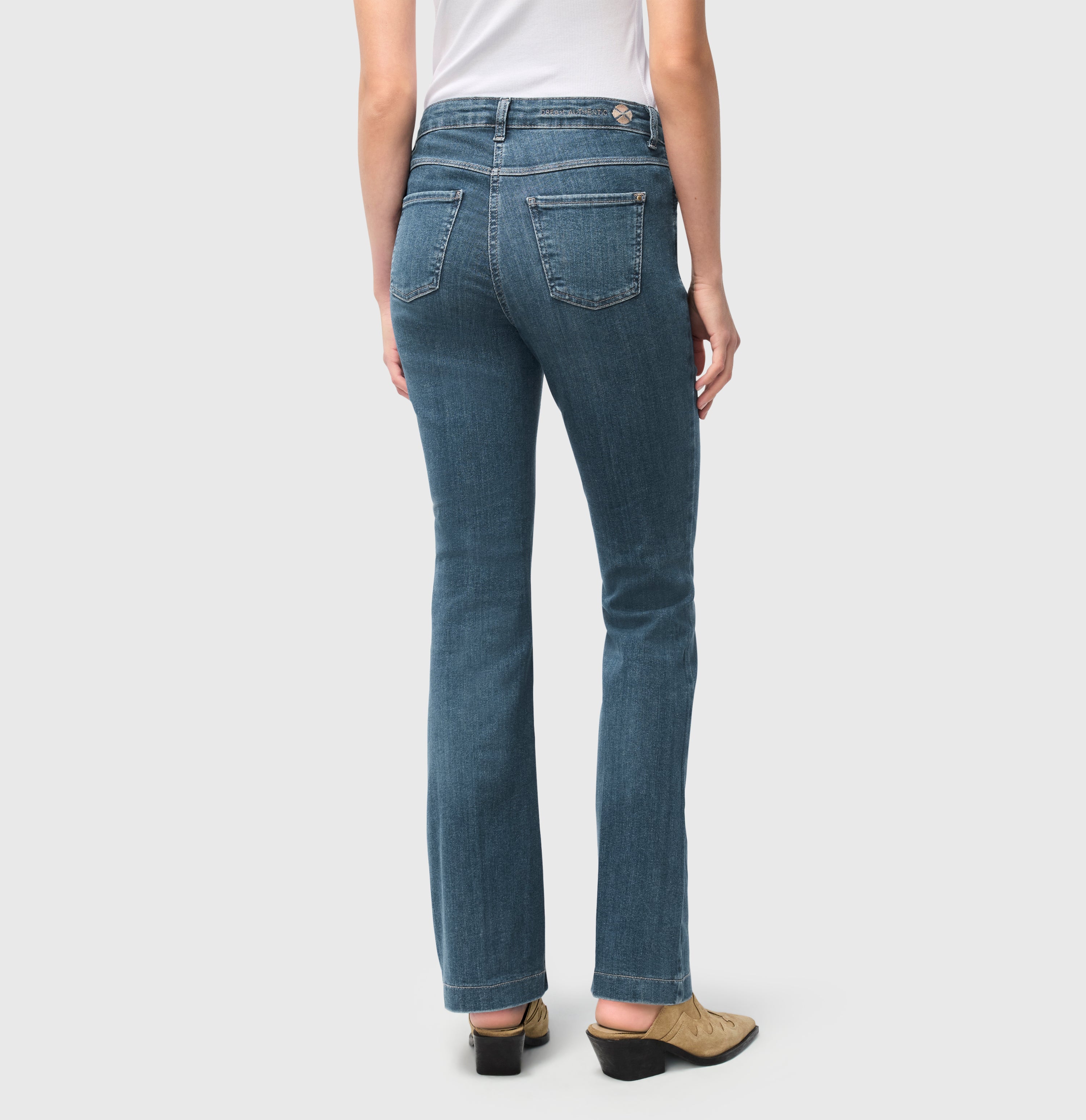 Flared fit made of highly elastic denim. | DREAM BOOT authentic | super vintage wash | Back view of model