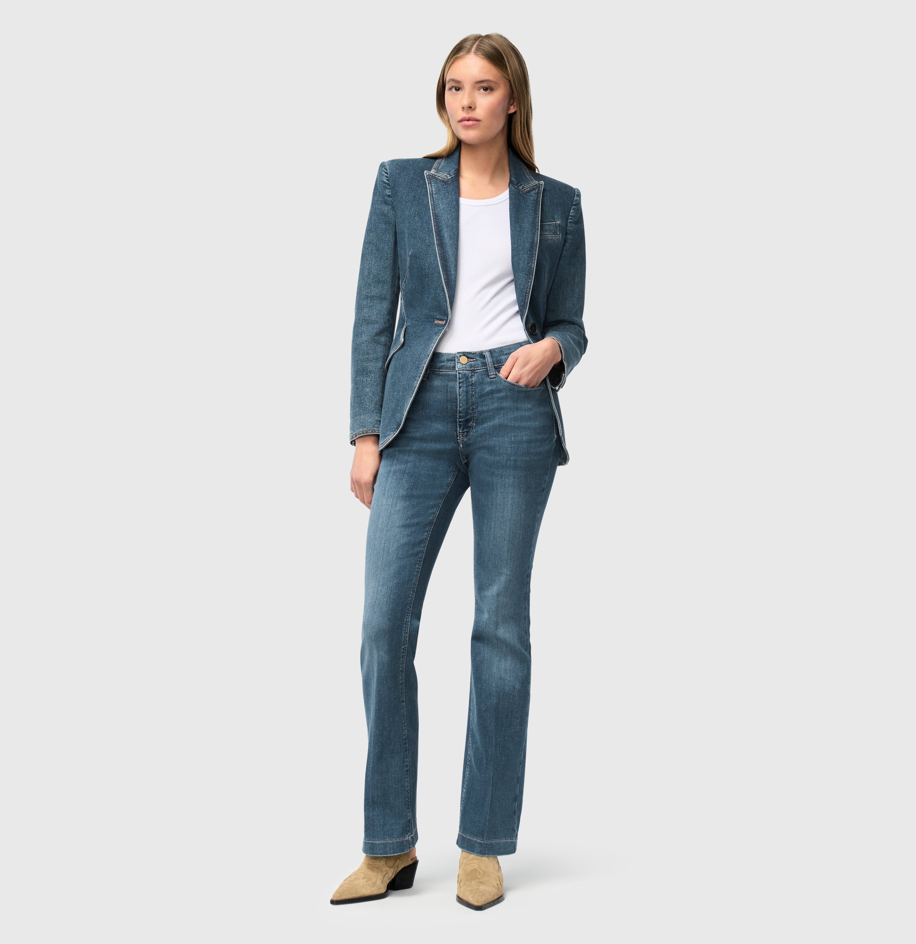 Flared fit made of highly elastic denim. | DREAM BOOT authentic | super vintage wash | Front view Plus sizes Model