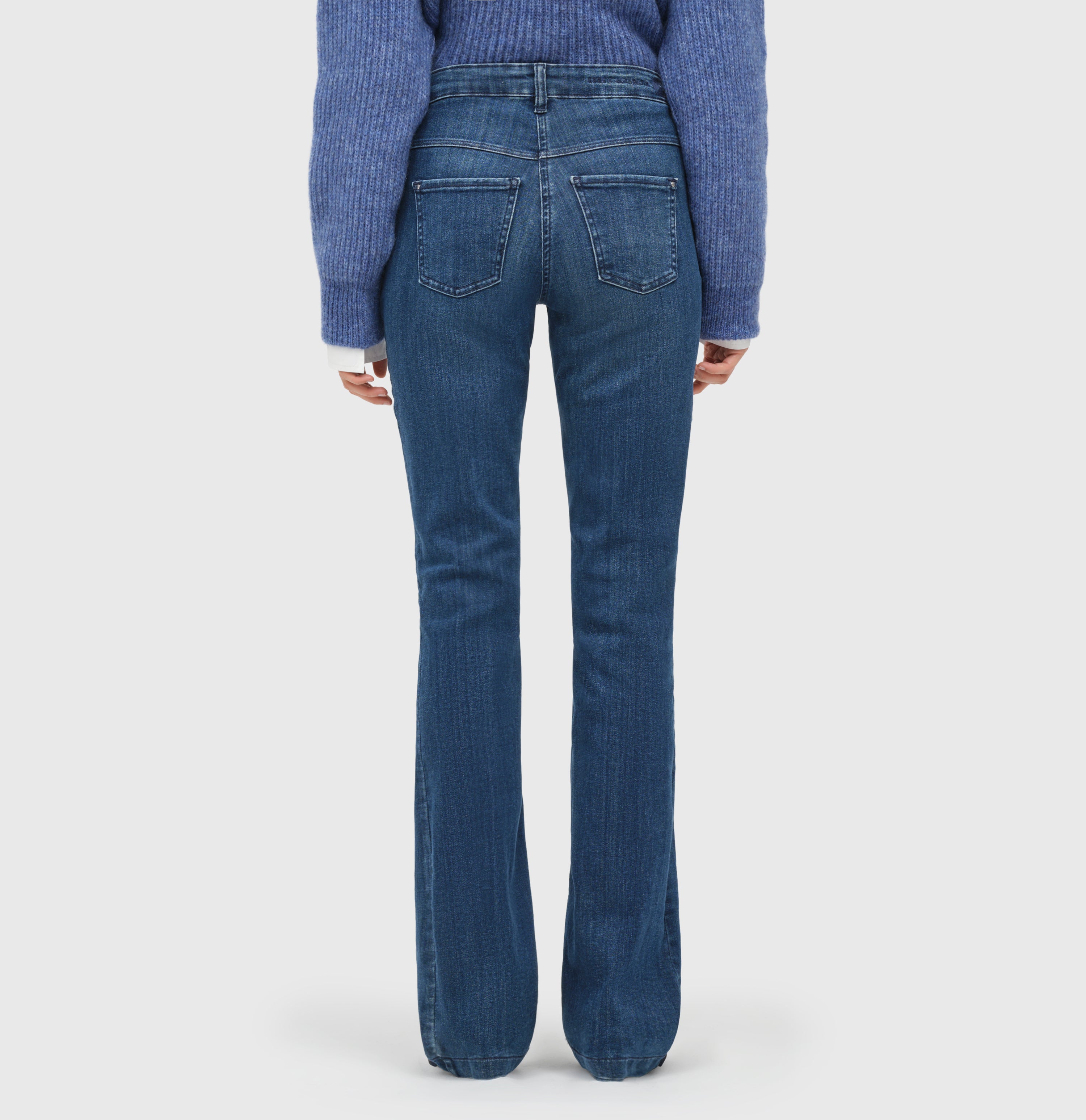 Flared fit with figure-shaping effect. | DREAM BOOT authentic | cobalt authentic wash | Back view of model