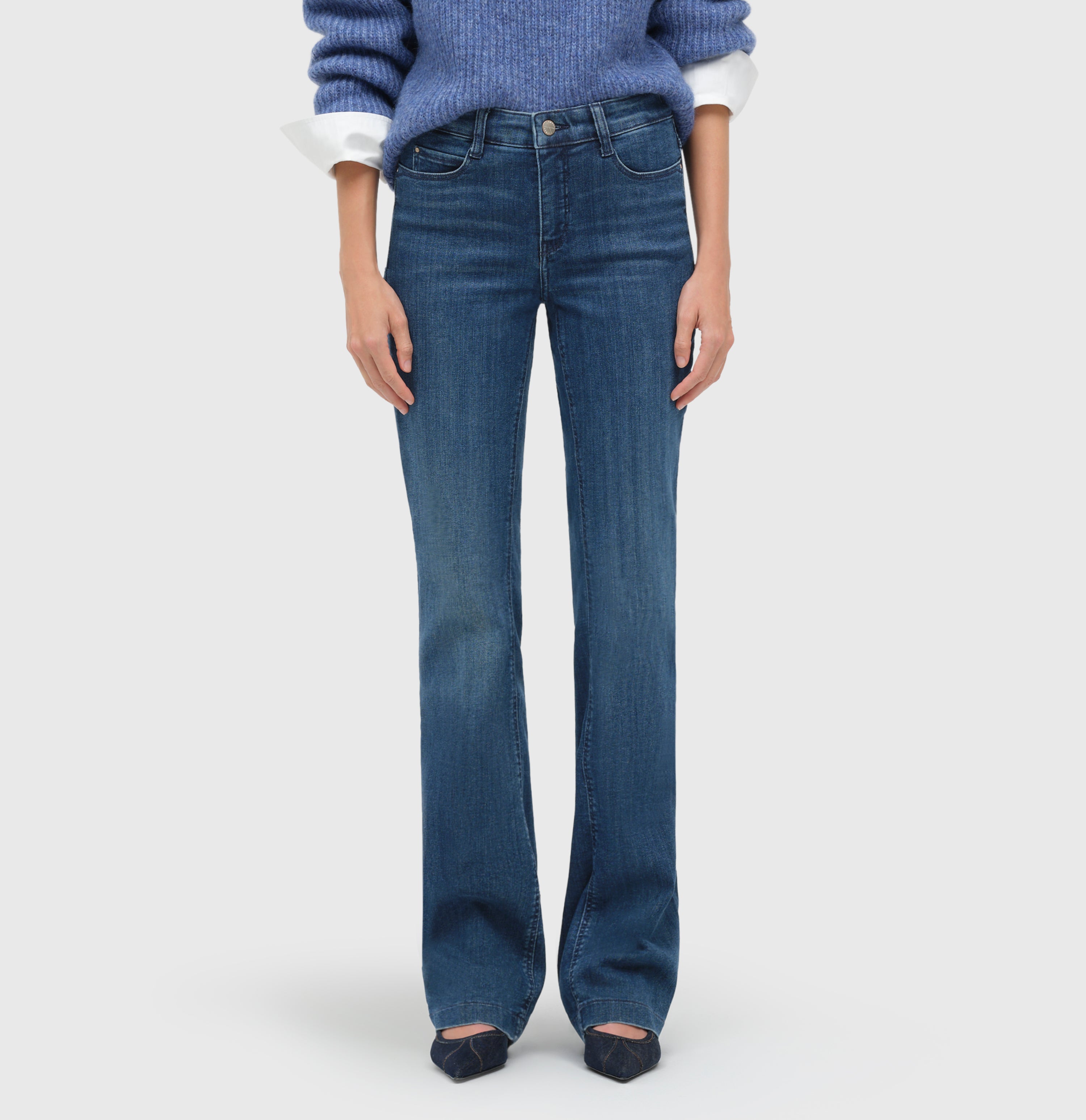 Flared fit with figure-shaping effect. | DREAM BOOT authentic | cobalt authentic wash | Side view of model