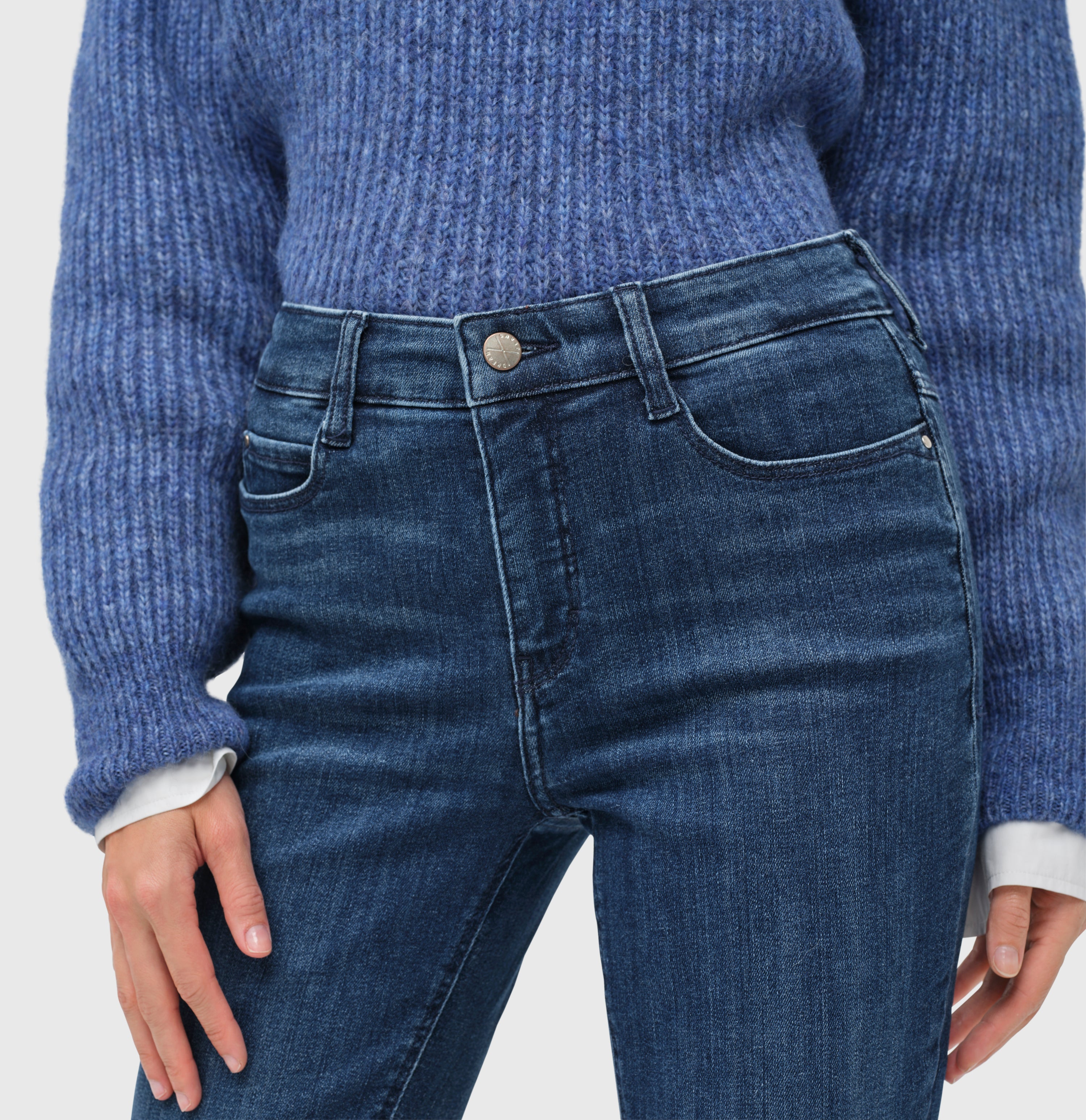 Flared fit with figure-shaping effect. | DREAM BOOT authentic | cobalt authentic wash | Detailed view 2 of model