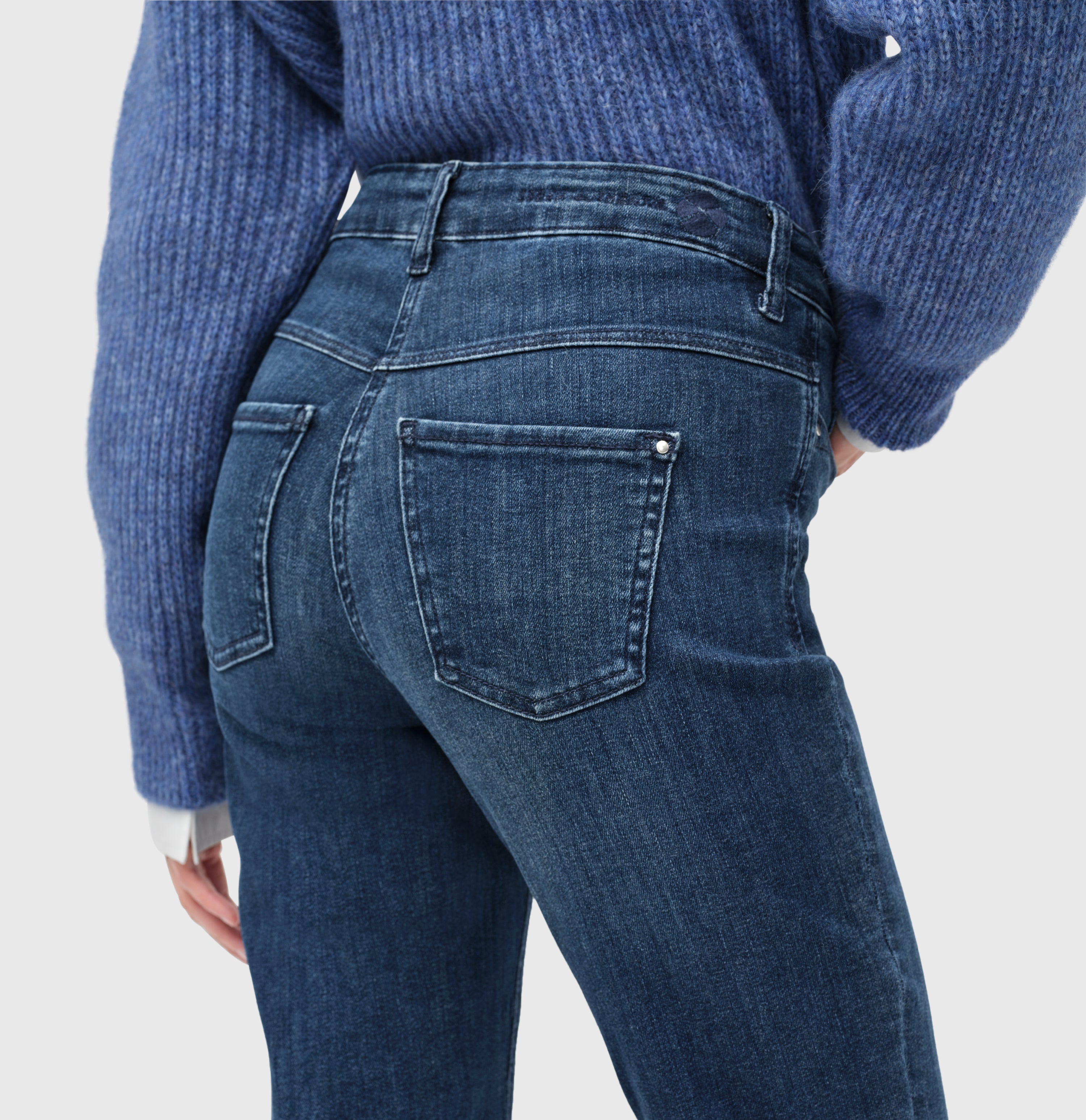 Flared fit with figure-shaping effect. | DREAM BOOT authentic | cobalt authentic wash | Detailed view 3 of model