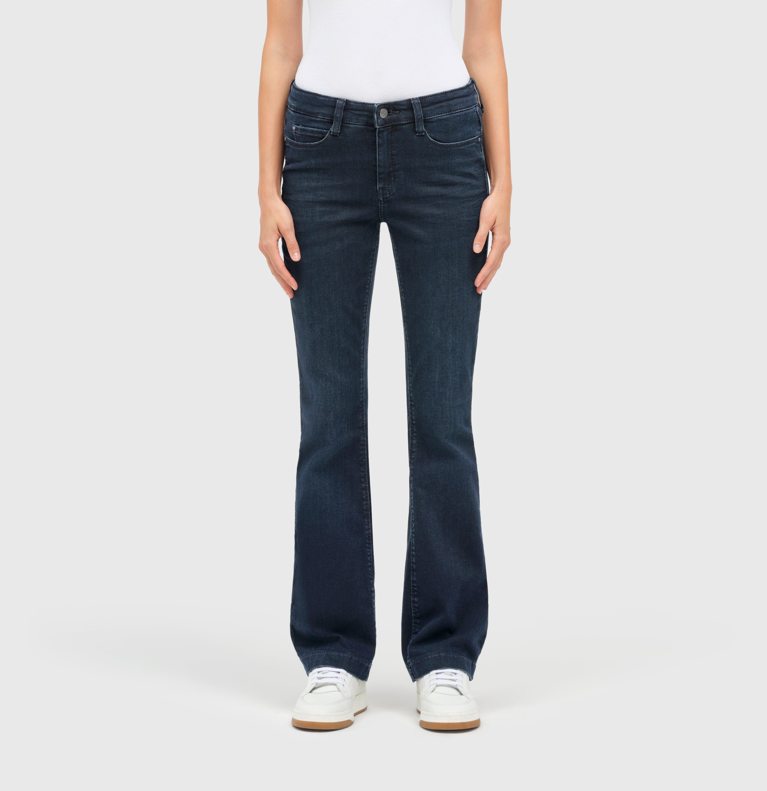 Flared fit with figure-shaping effect. | DREAM BOOT authentic | midnight blue wash | Side view of model