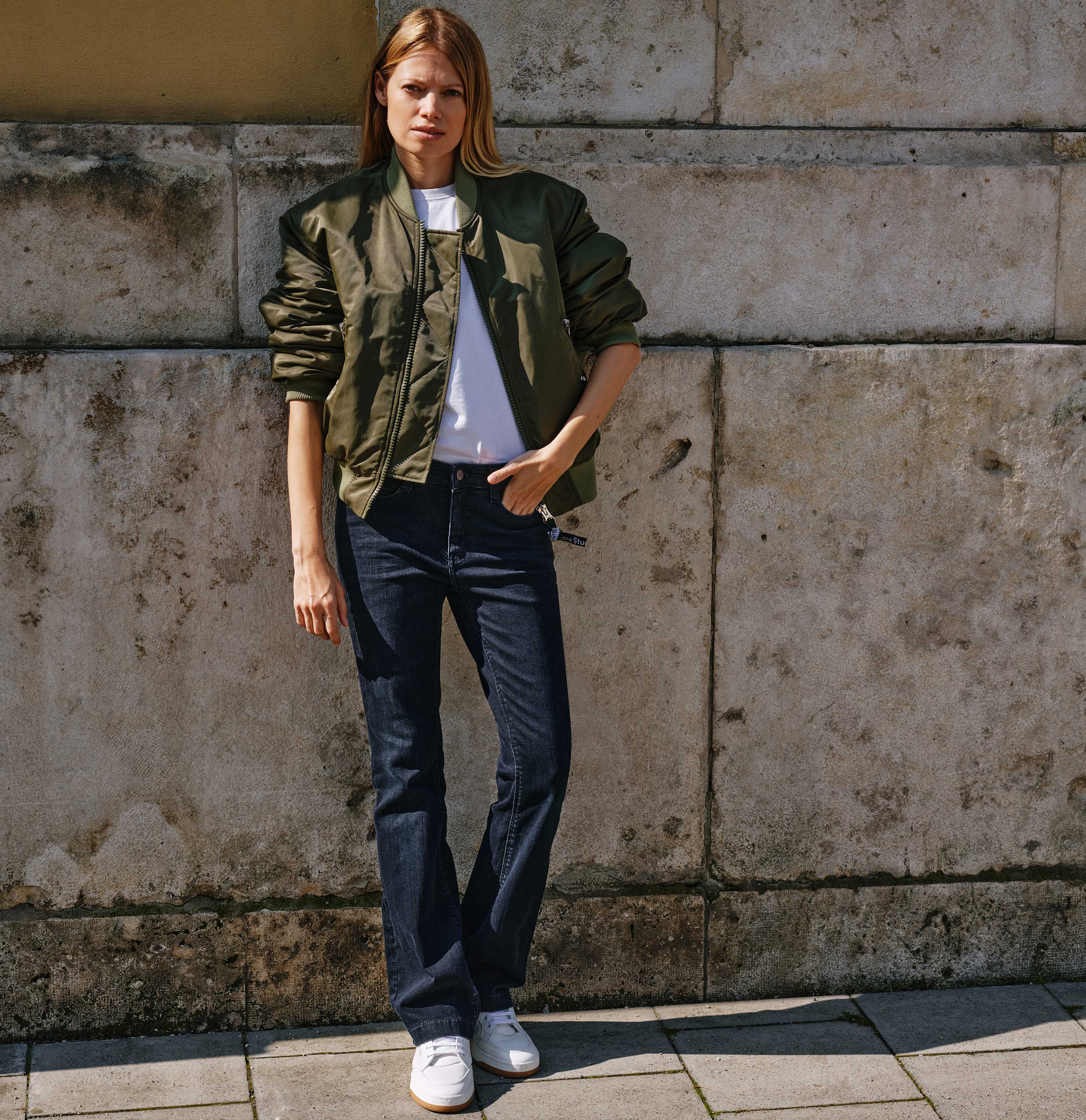 Flared fit with figure-shaping effect. | DREAM BOOT authentic | midnight blue wash | Campaign image 3