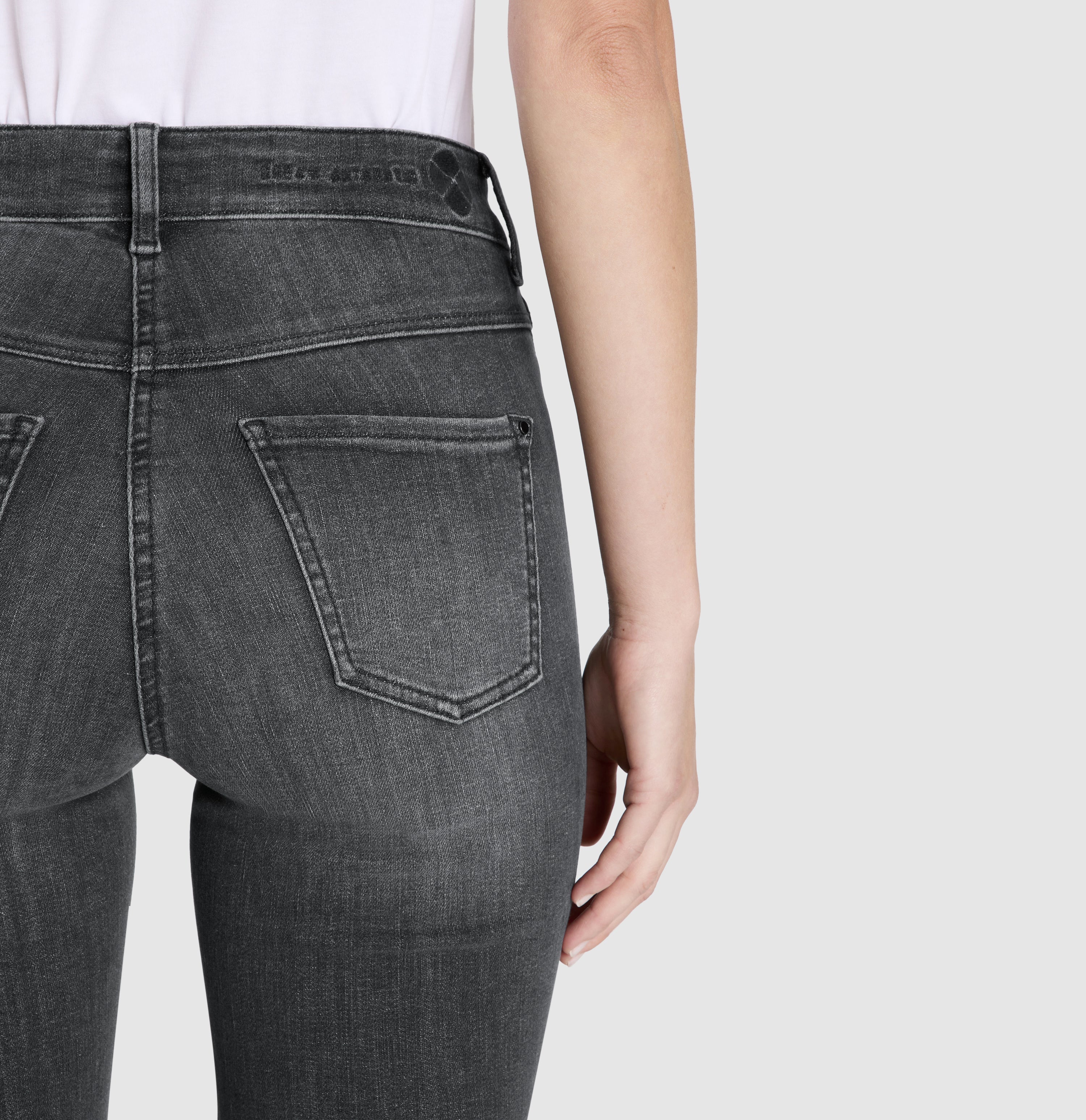 Flared fit with figure-shaping effect. | DREAM BOOT authentic | natty anthracite used | Detailed view 2 of model