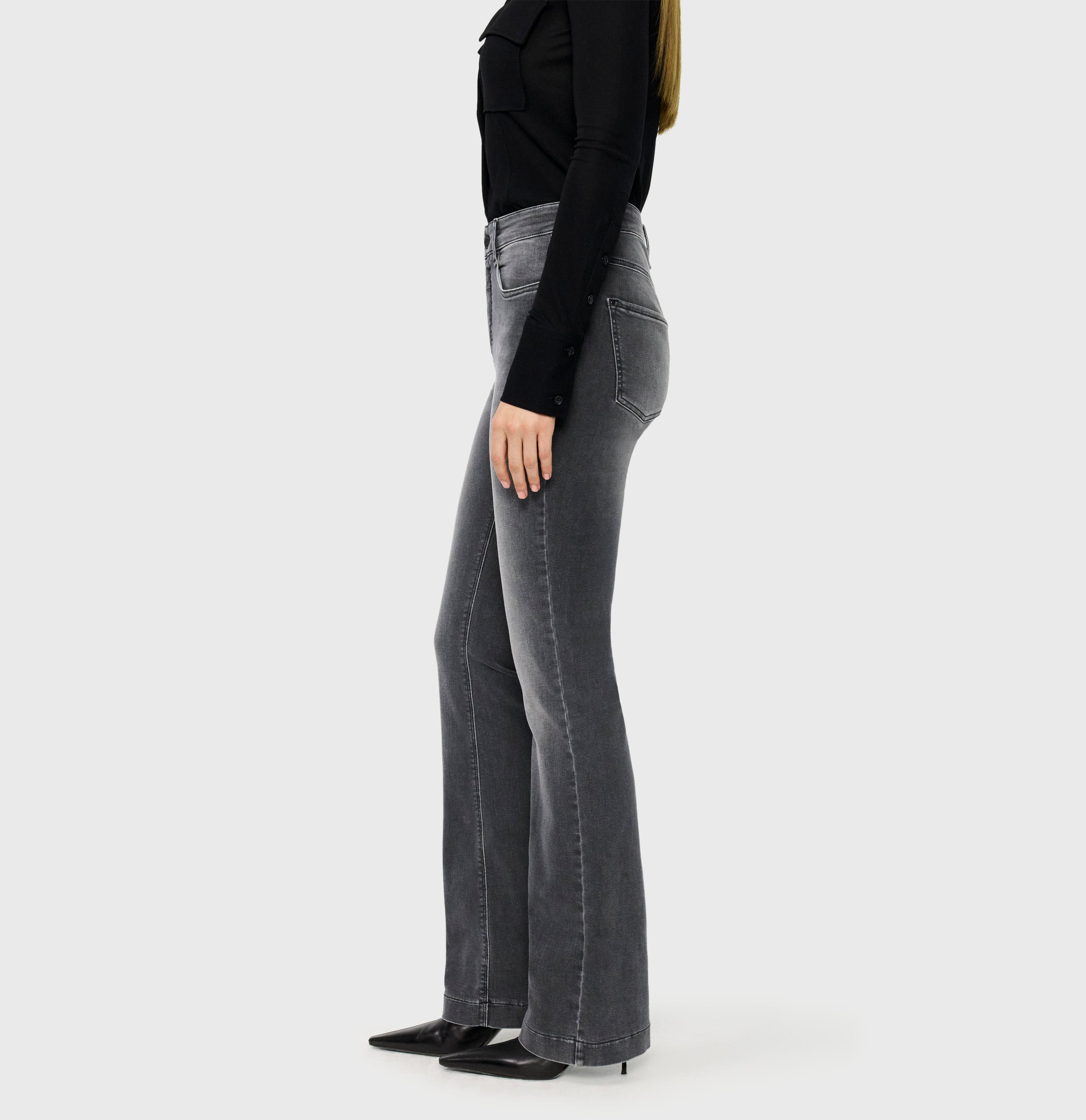 Flared jeans in a hyper stretch material. | DREAM BOOT authentic | soft grey authentic used | Side view of model