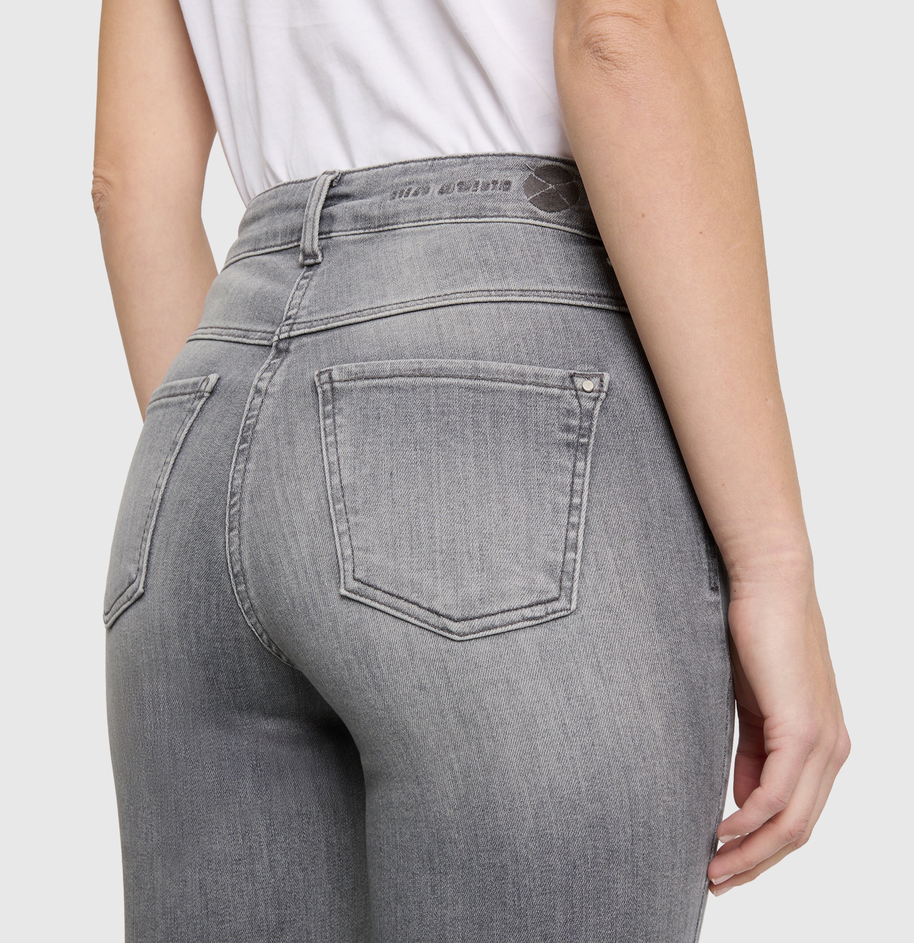 Flared fit with a figure-shaping effect. | DREAM BOOT authentic | mid grey authentic wash | Detailed view 2 of model