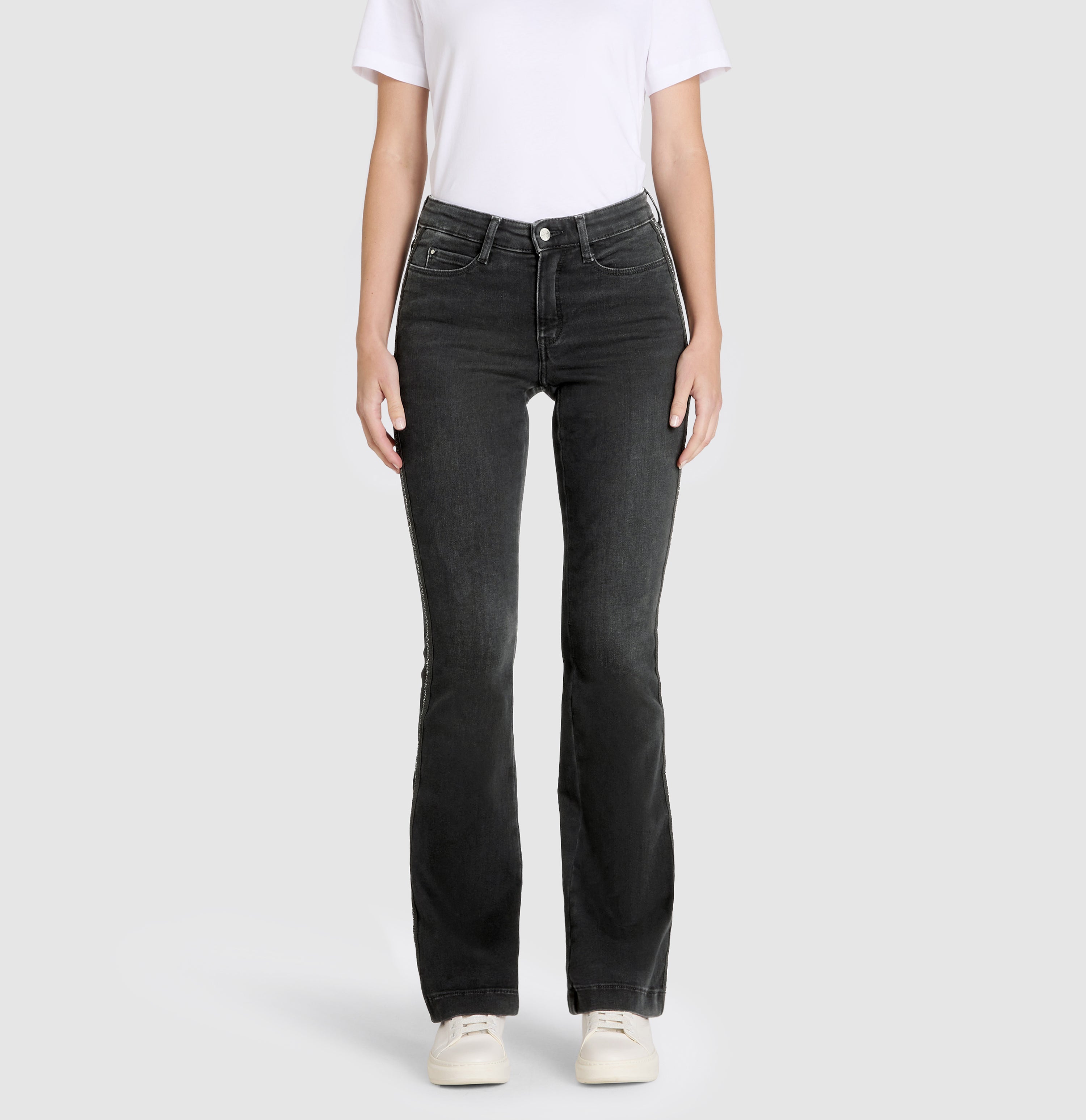 Boot cut jeans with glamorous galloons. | DREAM BOOT galon | modern black net wash | Front view of model