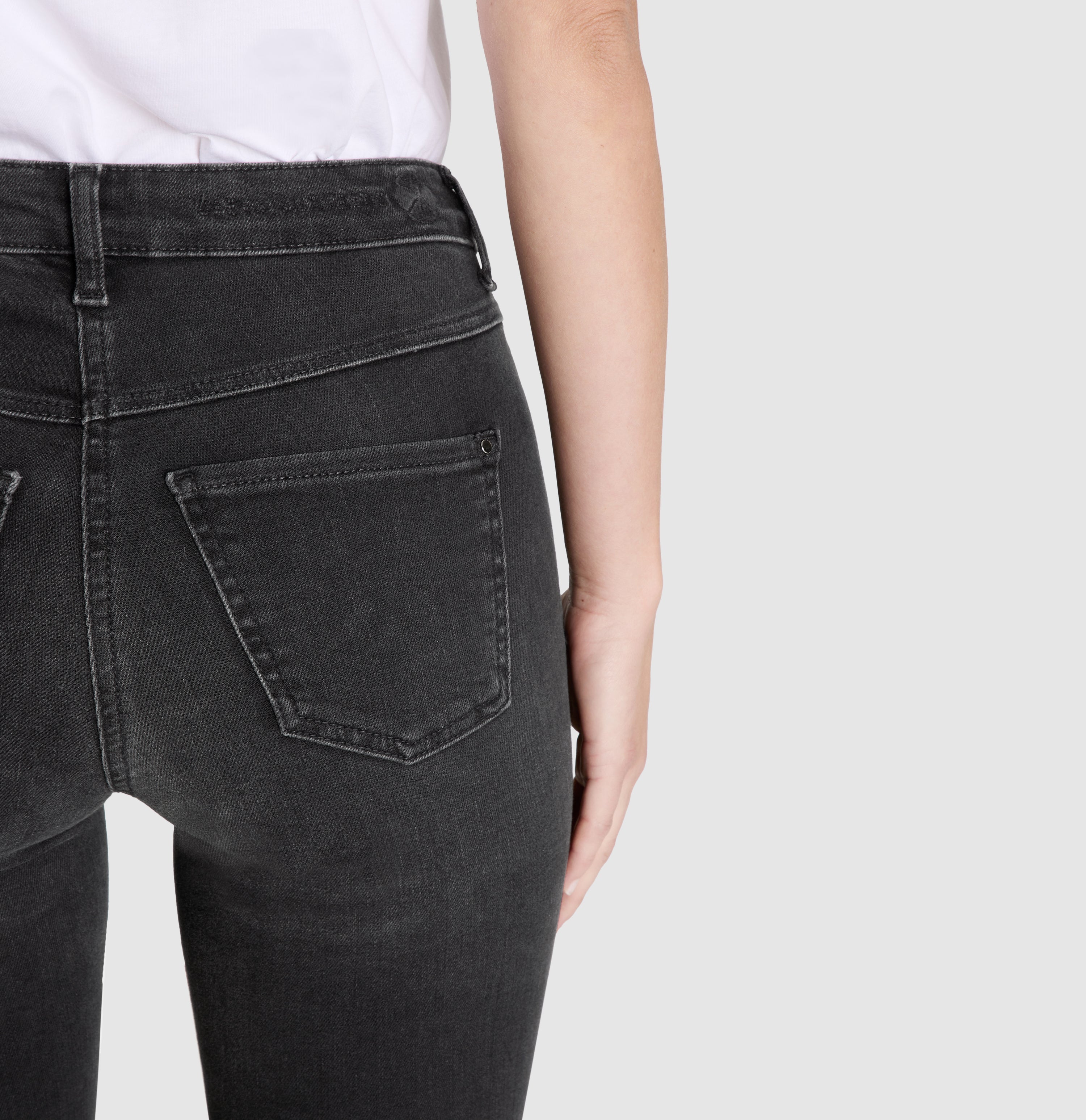 Boot cut jeans with glamorous galloons. | DREAM BOOT galon | modern black net wash | Detailed view 2 of model