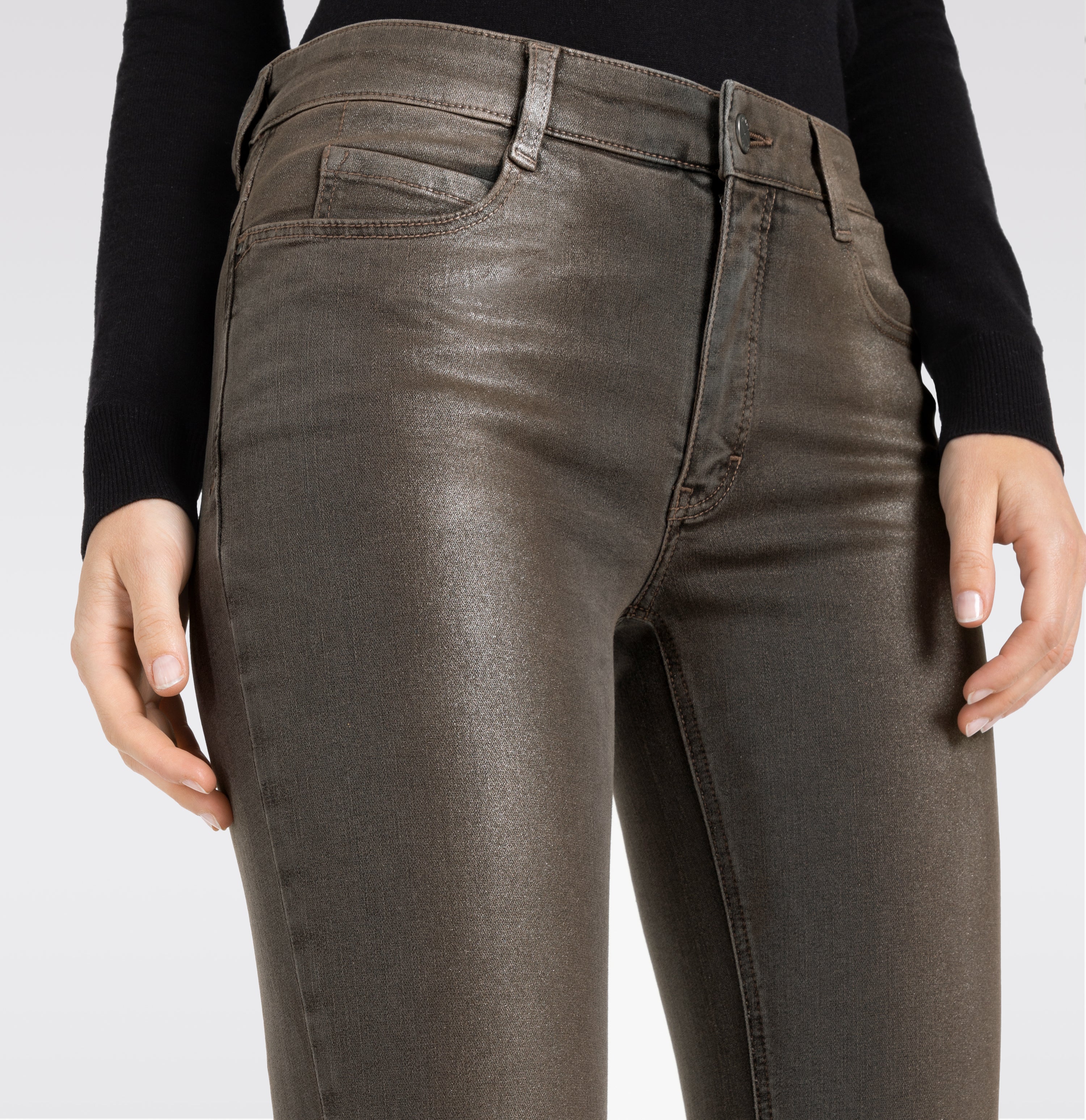 Jeans in a modern flared fit. With shaping effect. | DREAM BOOT authentic | brown colored wash | Side view of model