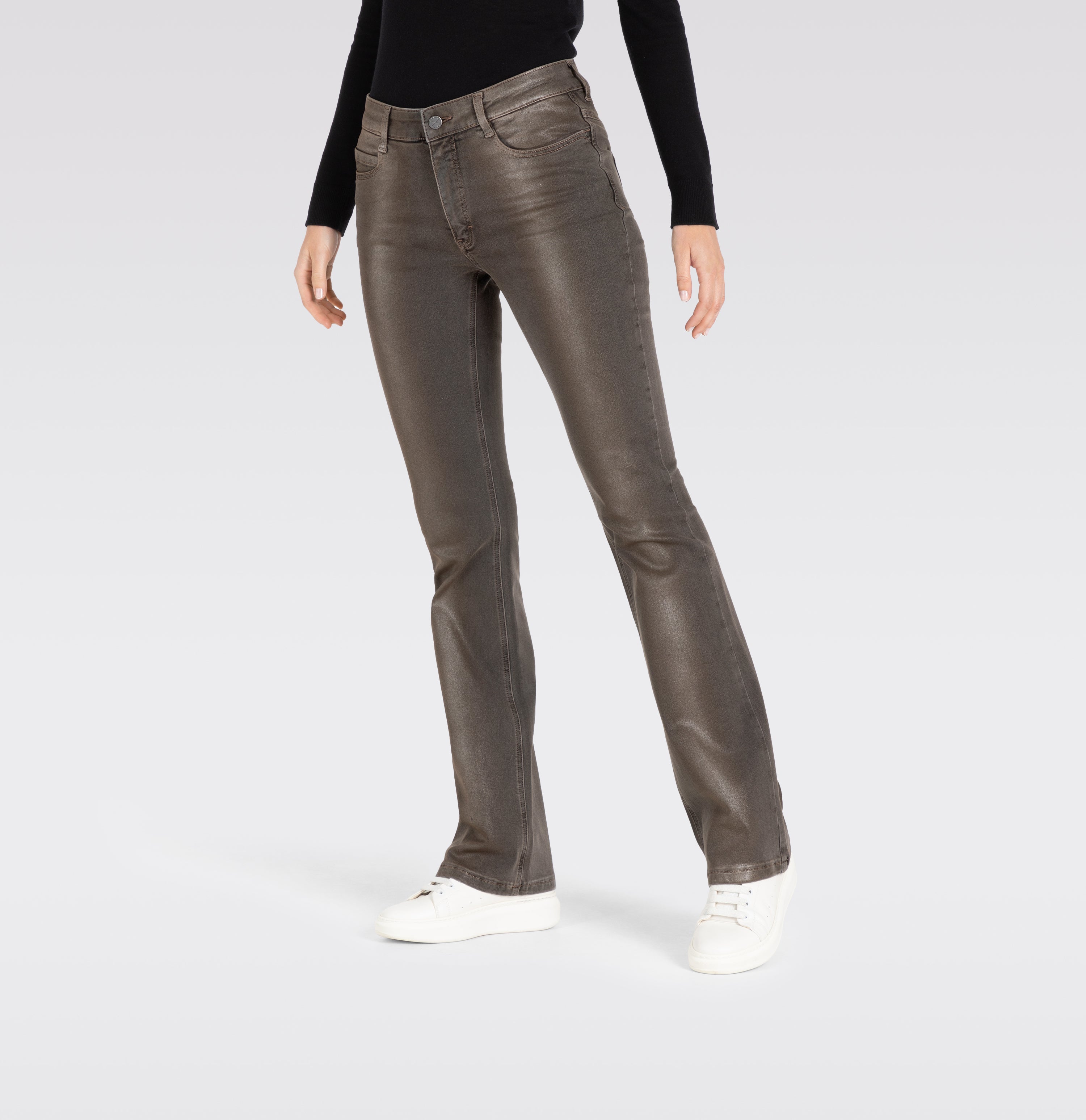 Jeans in a modern flared fit. With shaping effect. | DREAM BOOT authentic | brown colored wash | Detailed view 4 of model