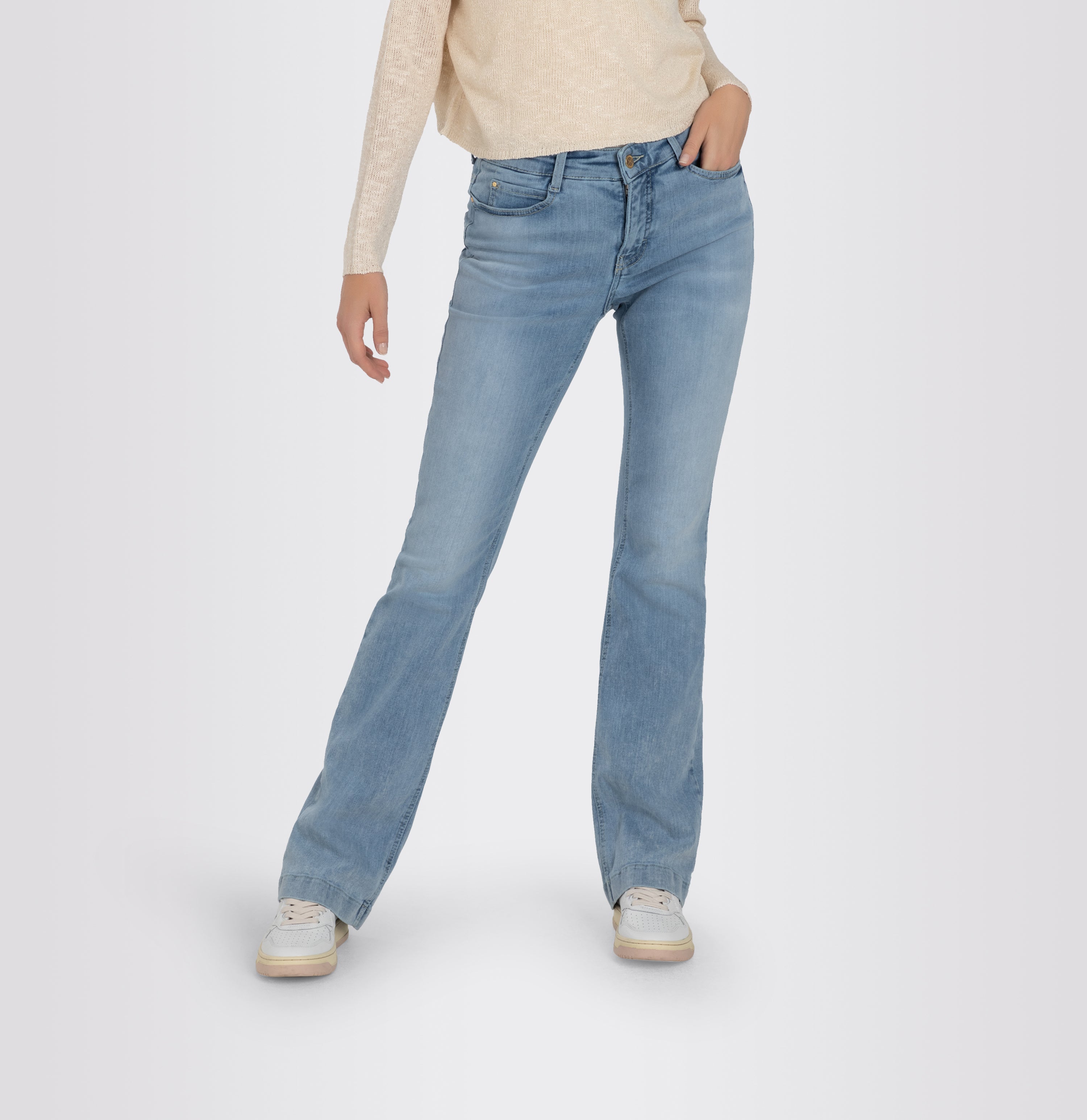 Boot cut jeans with shaping effect. | DREAM BOOT authentic | summer blue clouds wash | Front view of model