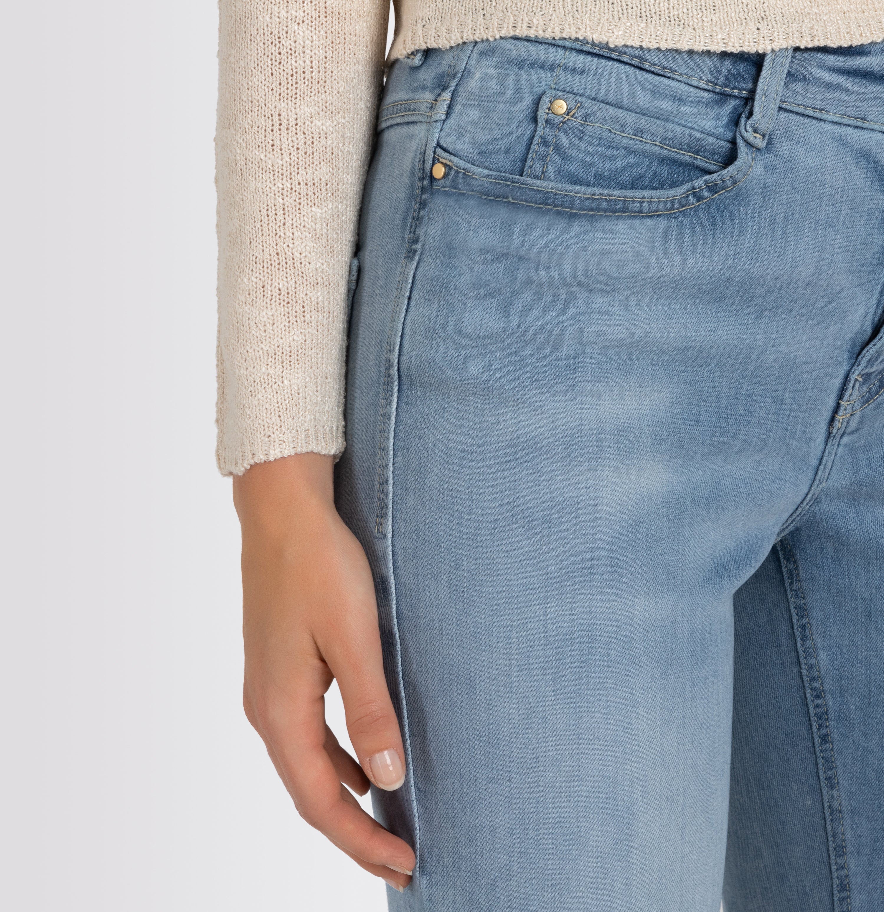 Boot cut jeans with shaping effect. | DREAM BOOT authentic | summer blue clouds wash | Side view of model