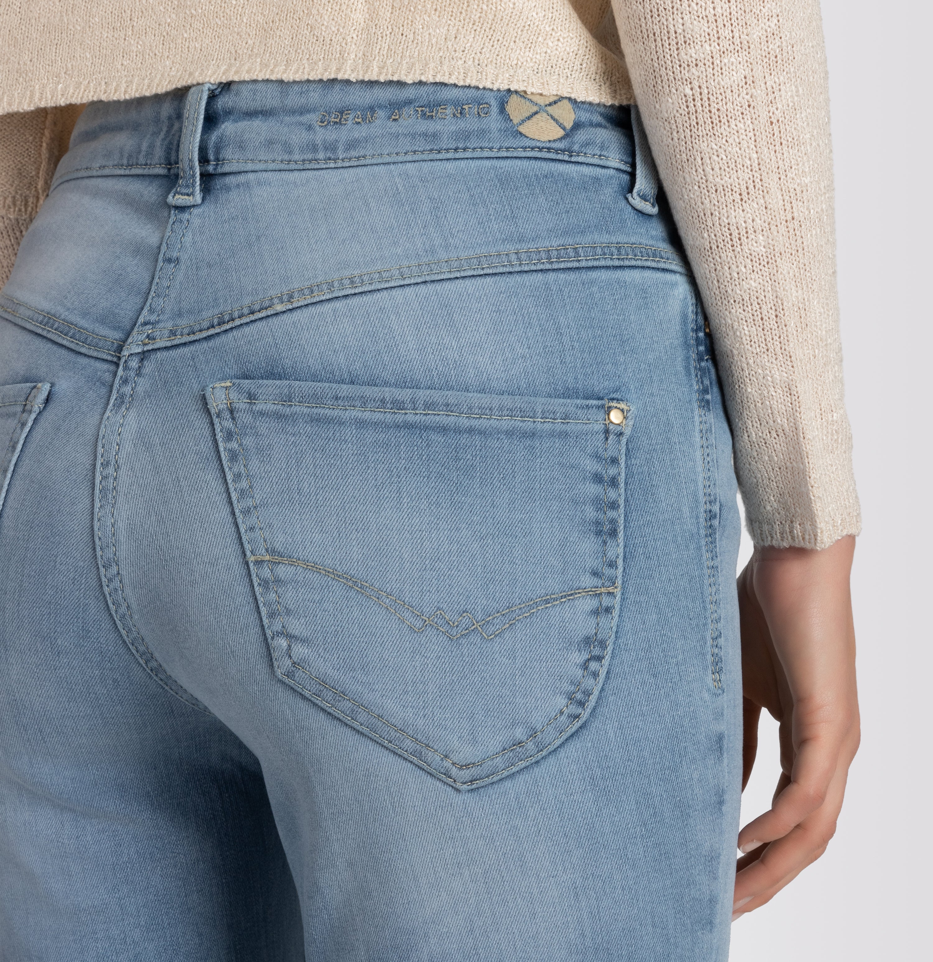 Boot cut jeans with shaping effect. | DREAM BOOT authentic | summer blue clouds wash | Detailed view 4 of model