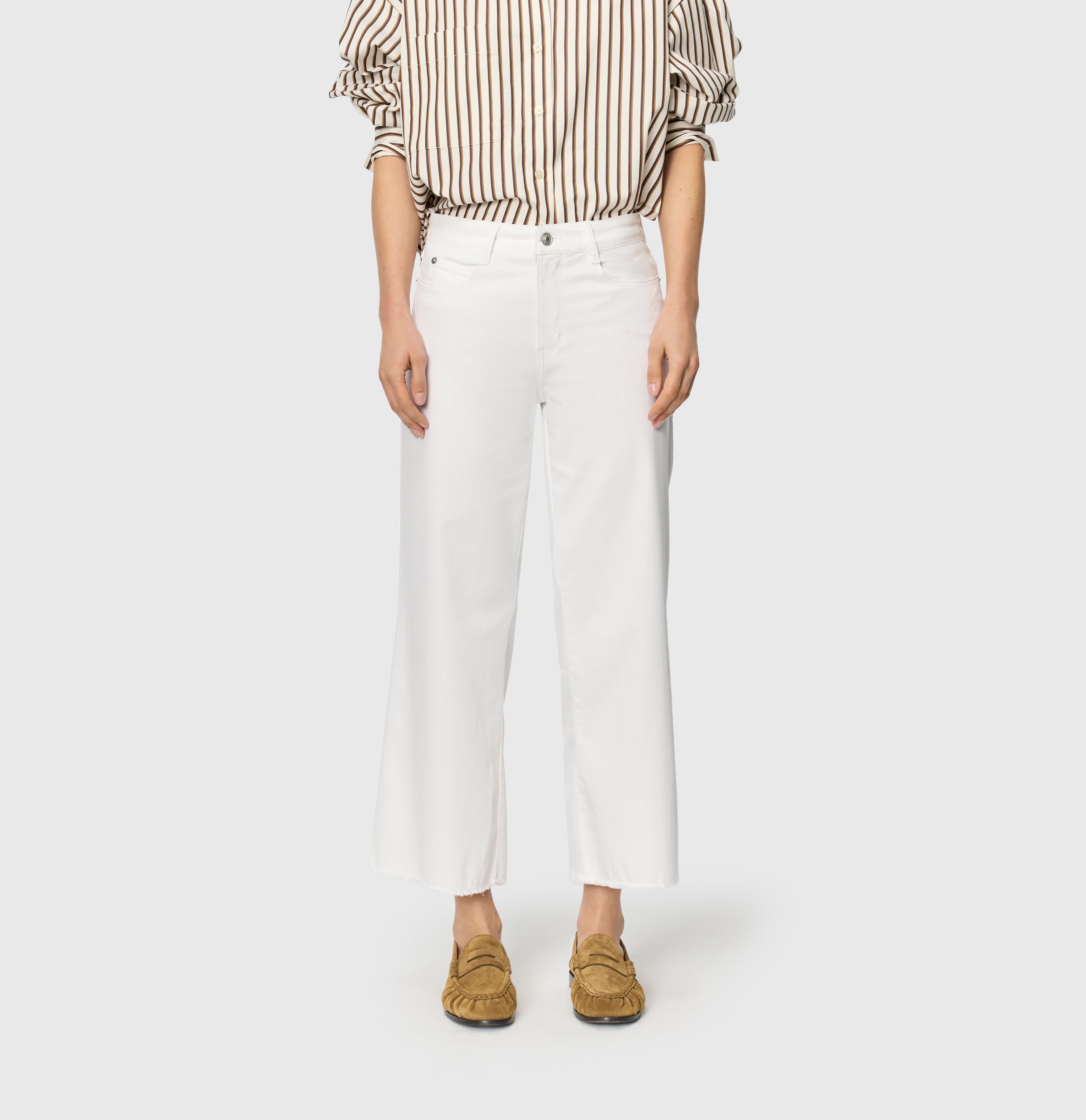 Lightweight, wide shaping jeans with modal. | DREAM WIDE cropped | white denim | Front view of model