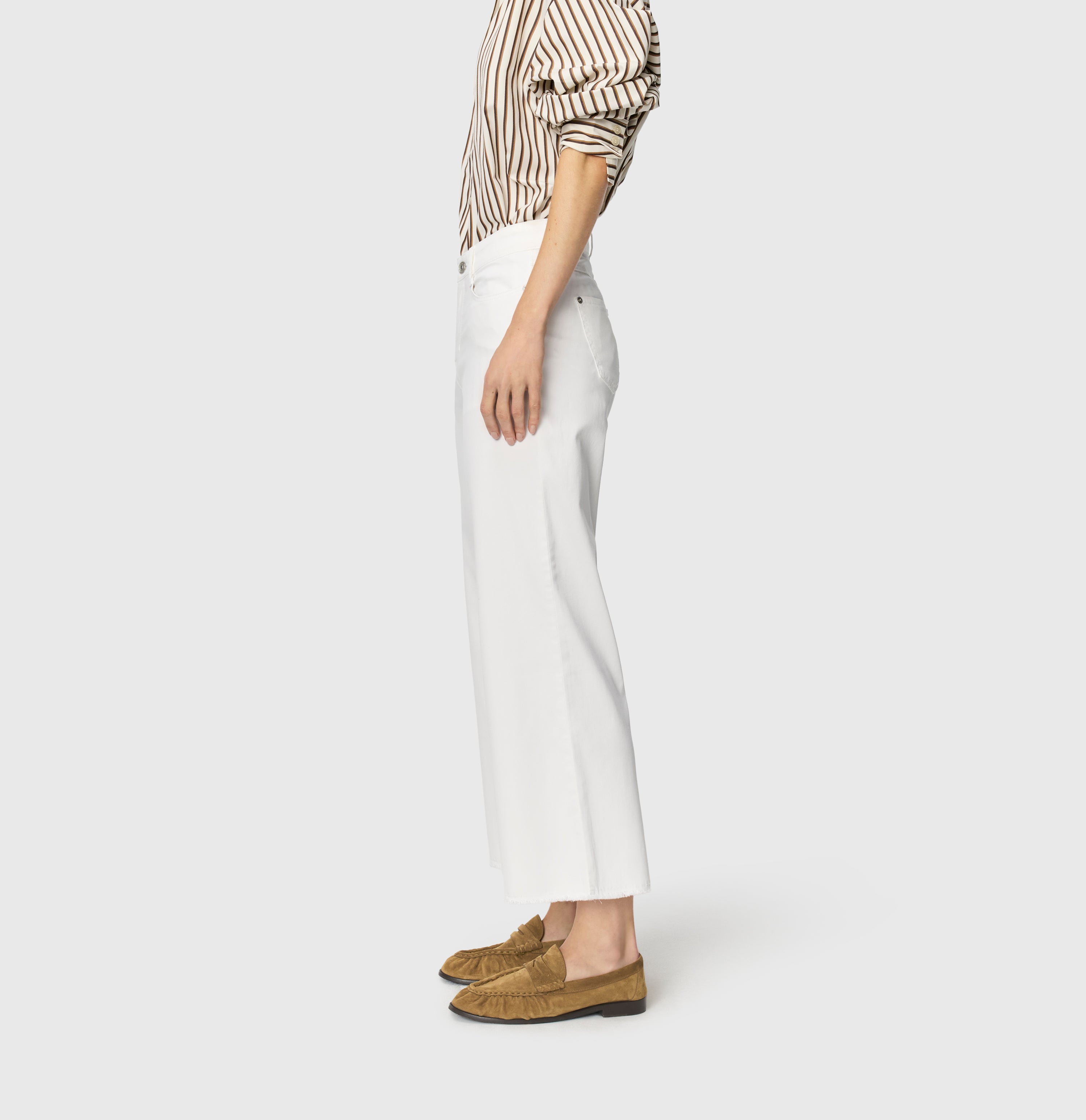Cropped, wide shape jeans with modal. | DREAM WIDE cropped | white denim | Side view of model