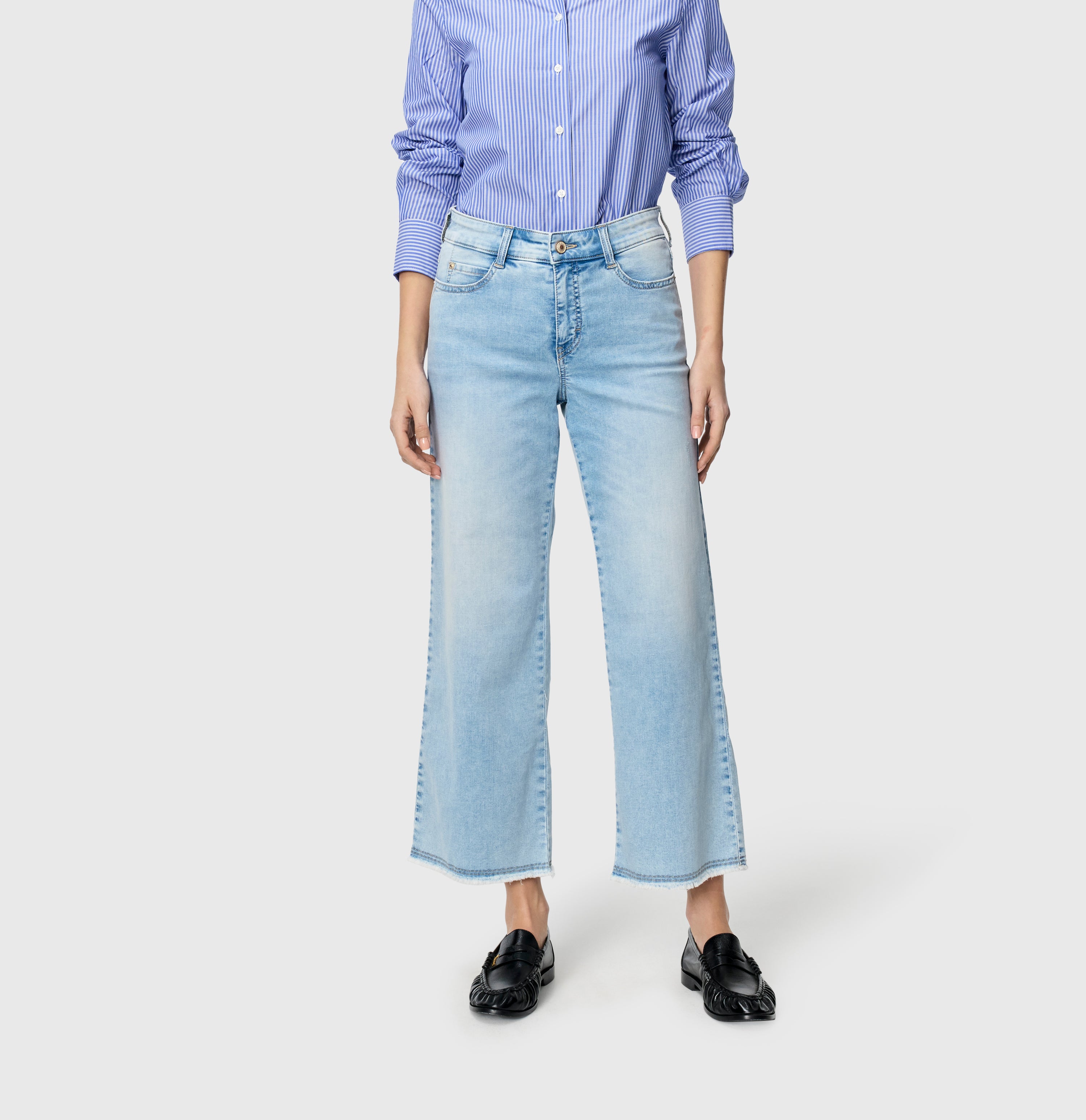 Cropped, wide shape jeans with modal. | DREAM WIDE cropped | light azure blue | Front view of model