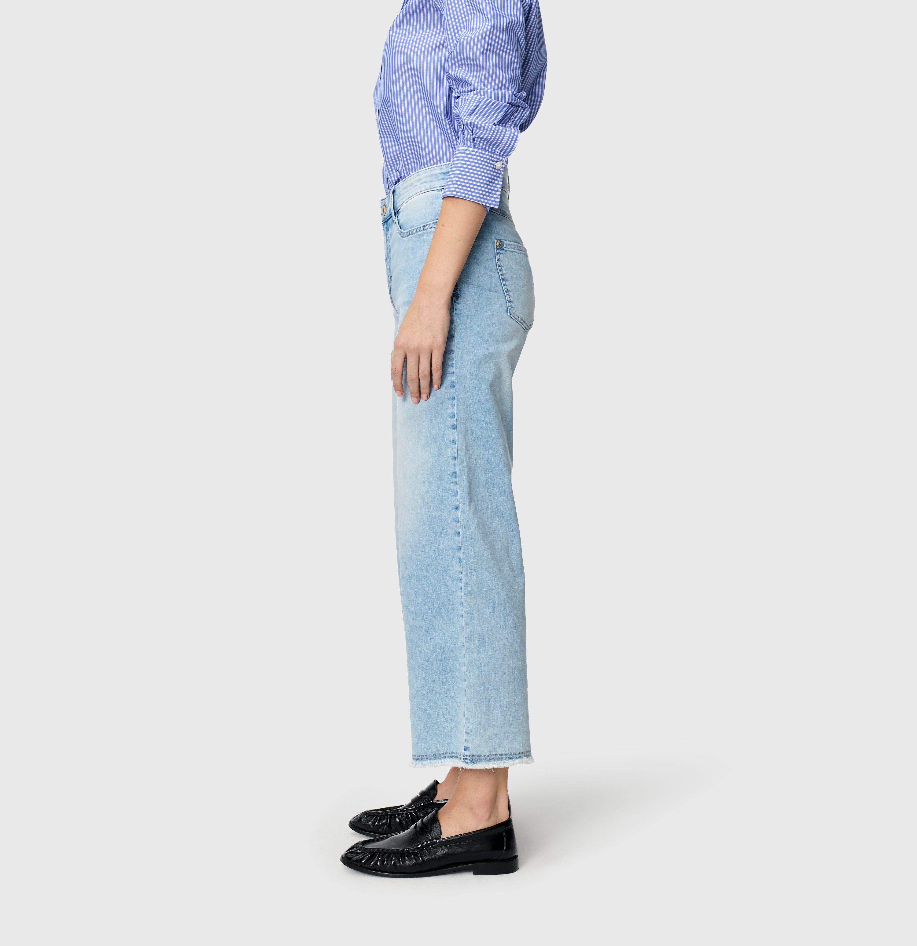 Light, wide shape jeans with modal. | DREAM WIDE cropped | light azure blue | Side view of model