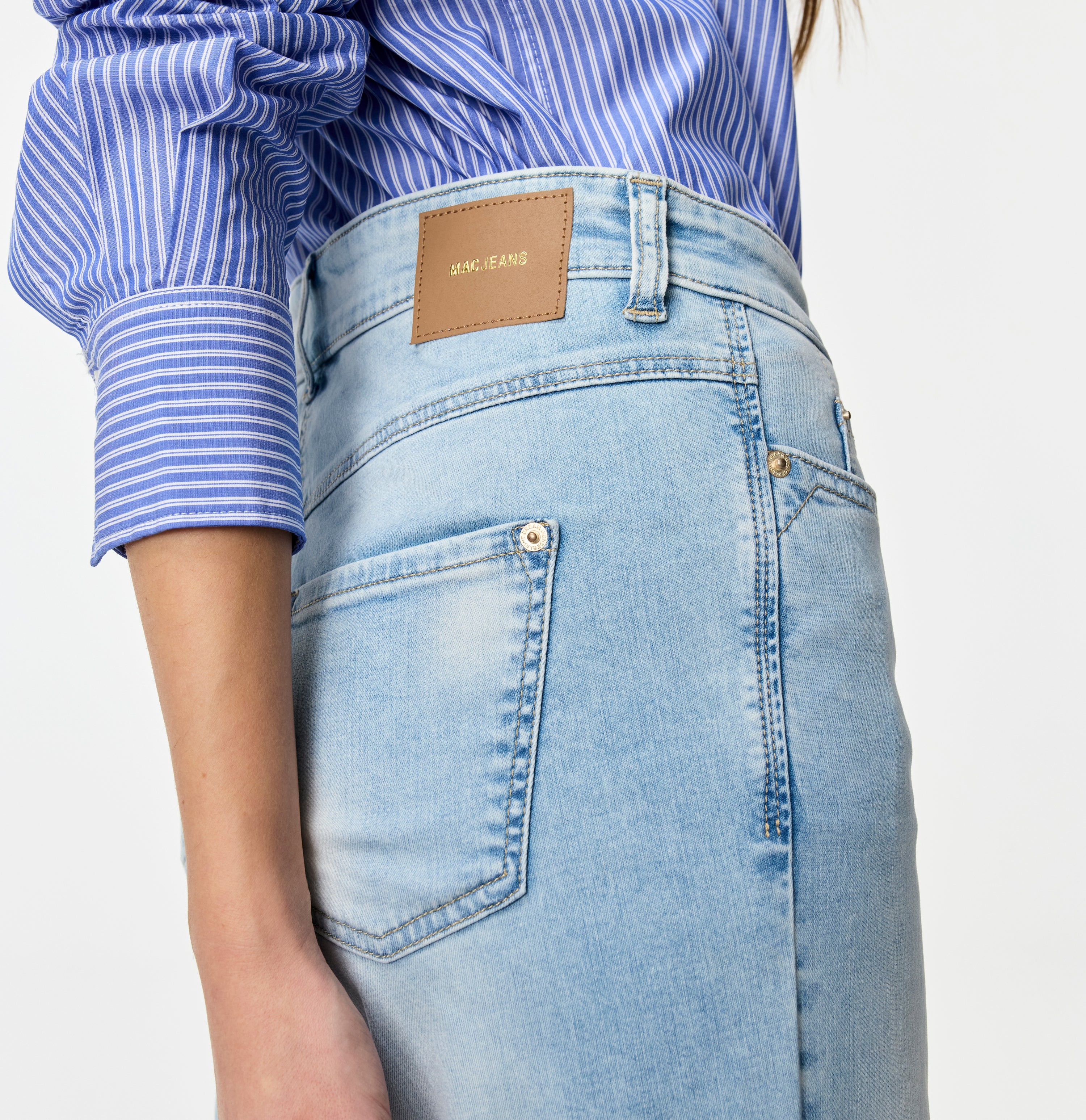 Cropped, wide shape jeans with modal. | DREAM WIDE cropped | light azure blue | Detailed view 2 of model