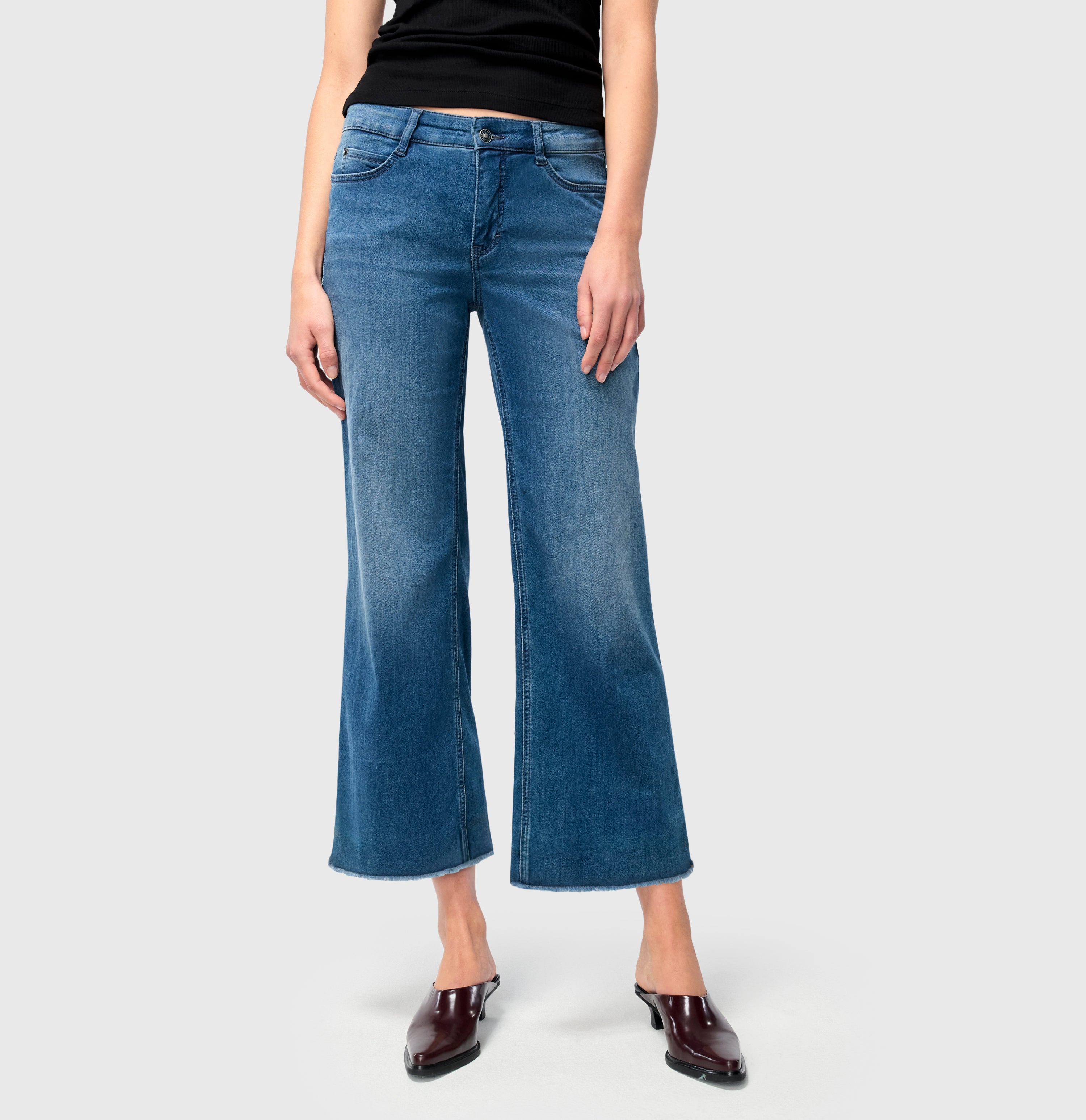 Cropped, wide shape jeans with modal. | DREAM WIDE cropped | storm blue authentic wash | Front view of model